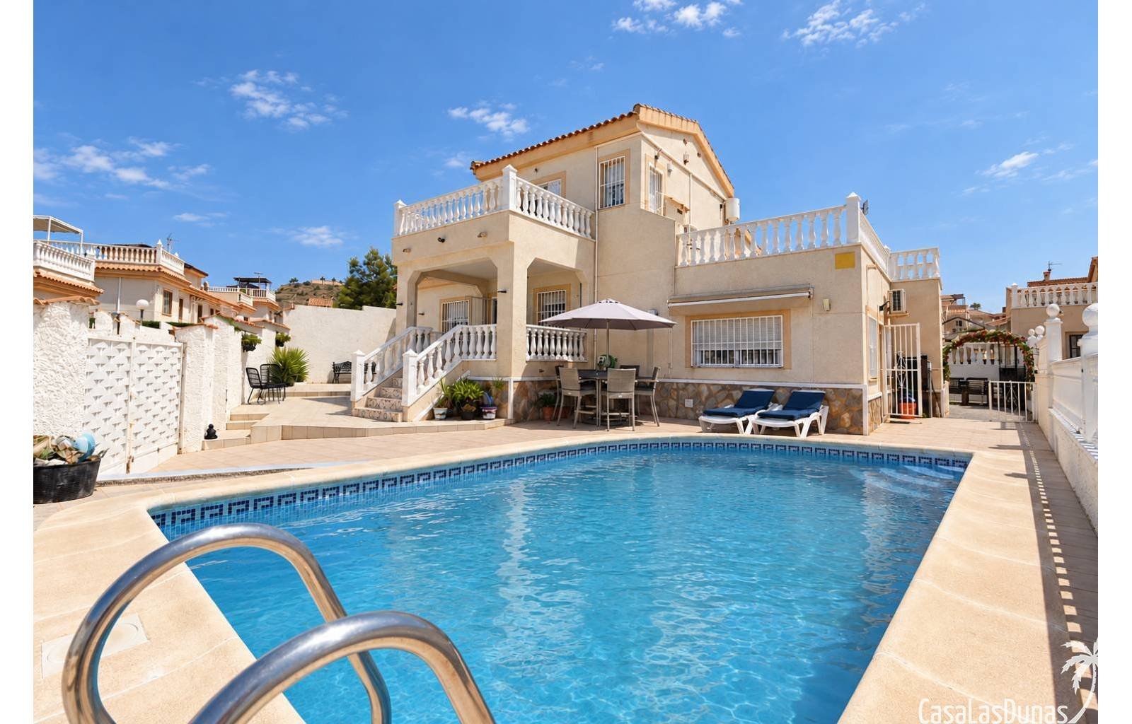 Diese freistehende Villa in Benijófar bietet vier Schlafzimmer, drei Badezimmer und einen privaten Pool. Am Rande eines Naturparks gelegen, auf einem