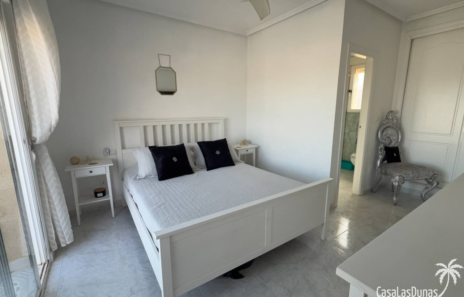 Diese freistehende Villa in Benijófar bietet vier Schlafzimmer, drei Badezimmer und einen privaten Pool. Am Rande eines Naturparks gelegen, auf einem