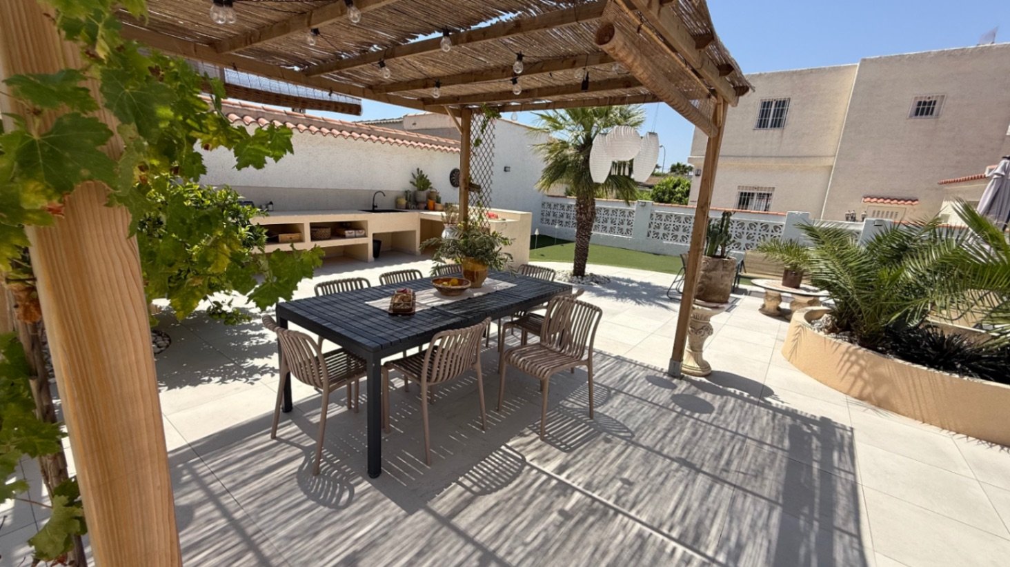 Wir präsentieren Ihnen diese wunderschön gestaltete Villa mit drei Schlafzimmern und zwei Badezimmern, die ideal gelegen ist im begehrten Viertel El