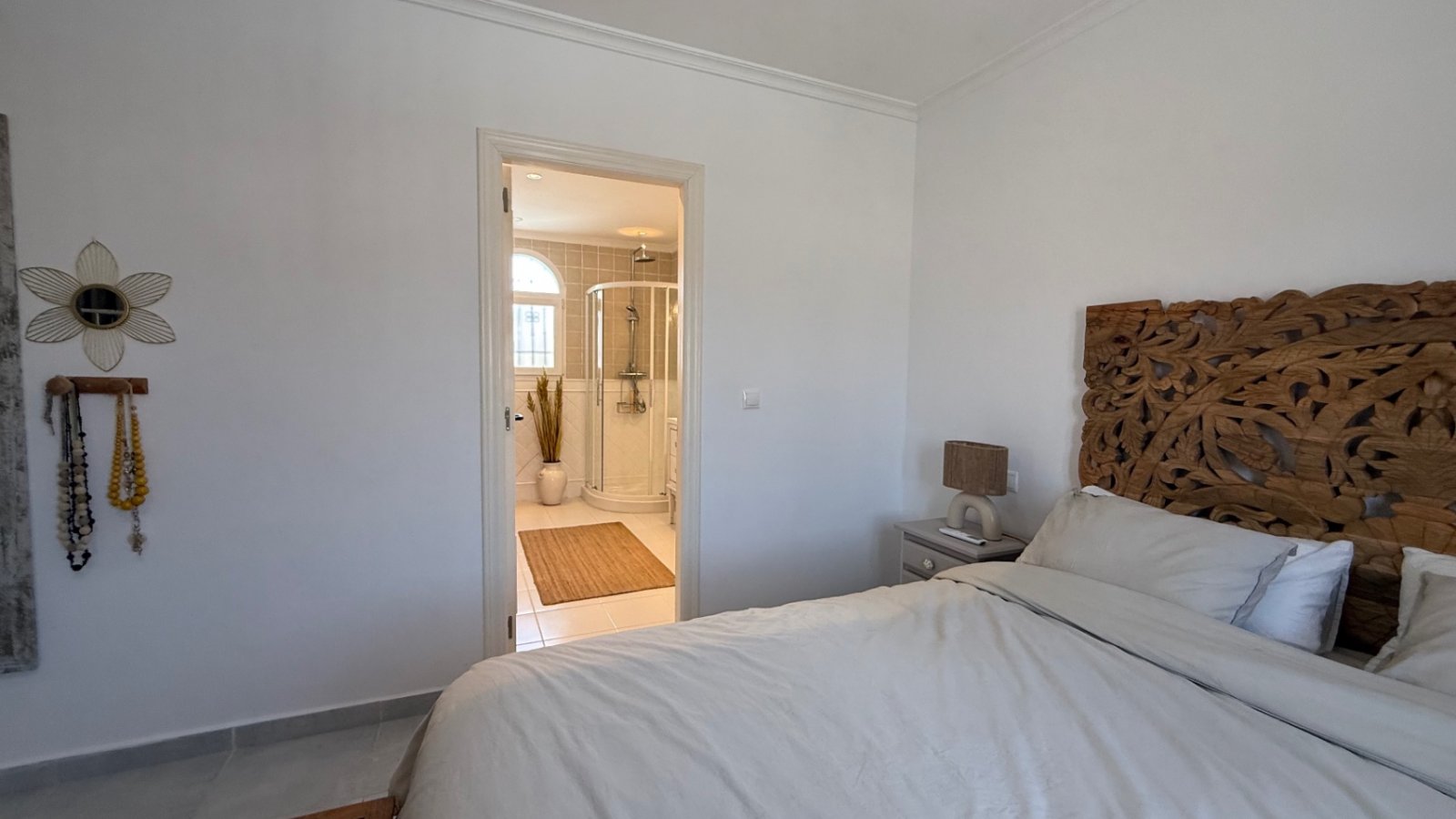 Wir präsentieren Ihnen diese wunderschön gestaltete Villa mit drei Schlafzimmern und zwei Badezimmern, die ideal gelegen ist im begehrten Viertel El