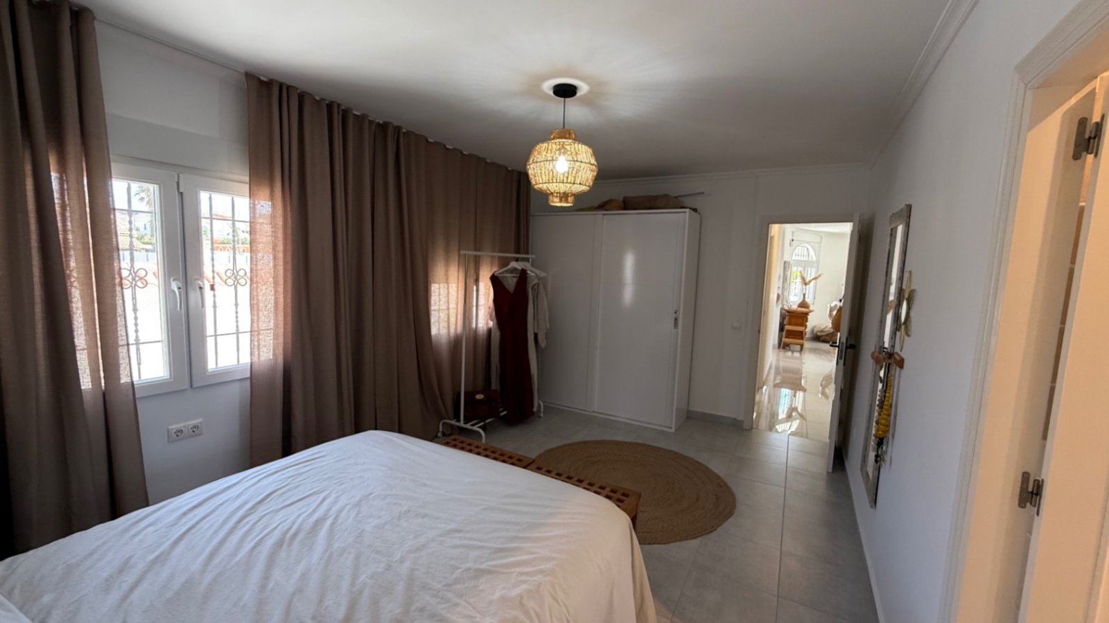 Wir präsentieren Ihnen diese wunderschön gestaltete Villa mit drei Schlafzimmern und zwei Badezimmern, die ideal gelegen ist im begehrten Viertel El