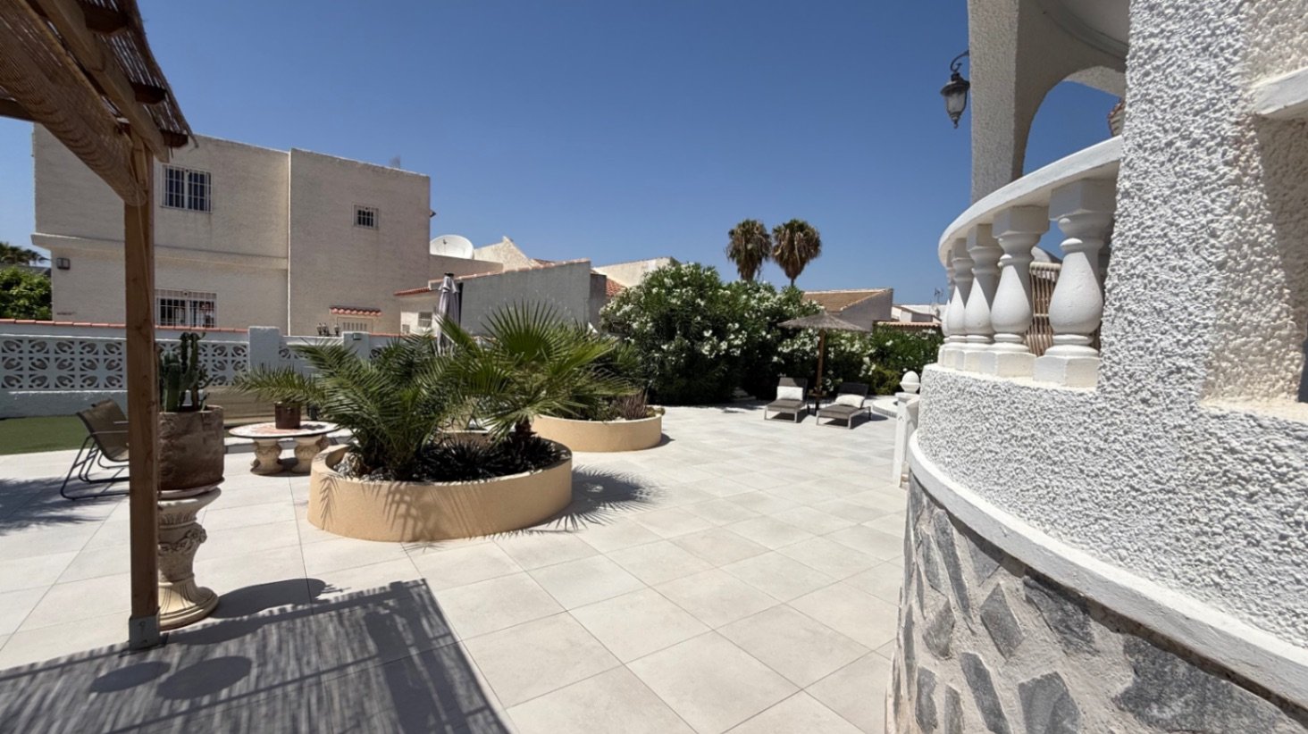 Wir präsentieren Ihnen diese wunderschön gestaltete Villa mit drei Schlafzimmern und zwei Badezimmern, die ideal gelegen ist im begehrten Viertel El