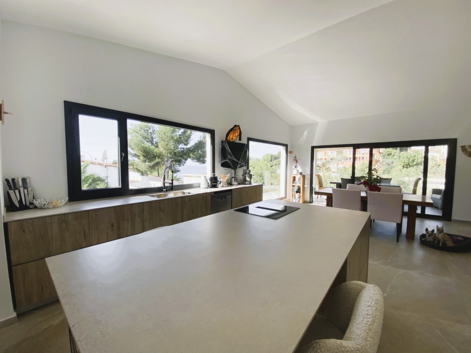 Diese elegante, moderne Villa in Costa de la Calma wurde 2022 komplett renoviert und befindet sich in erhöhter Lage, die atemberaubende Meerblicke bi