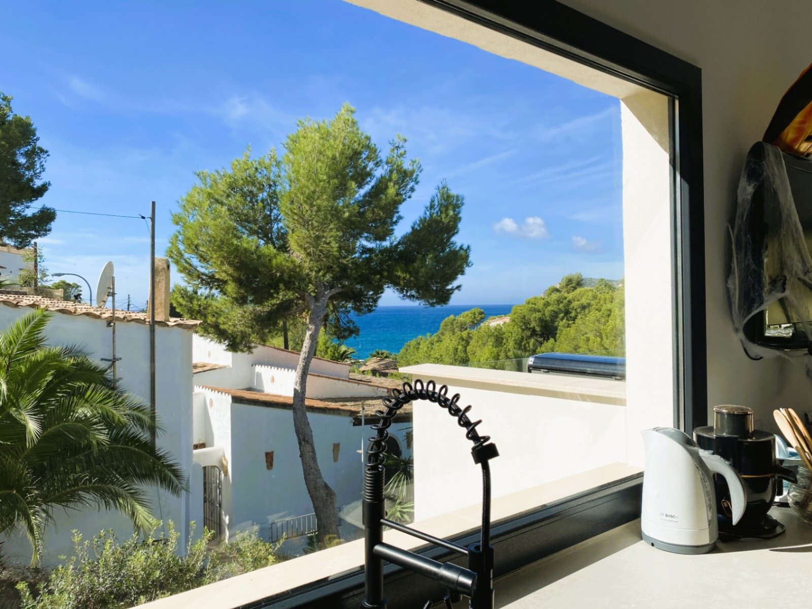 Diese elegante, moderne Villa in Costa de la Calma wurde 2022 komplett renoviert und befindet sich in erhöhter Lage, die atemberaubende Meerblicke bi