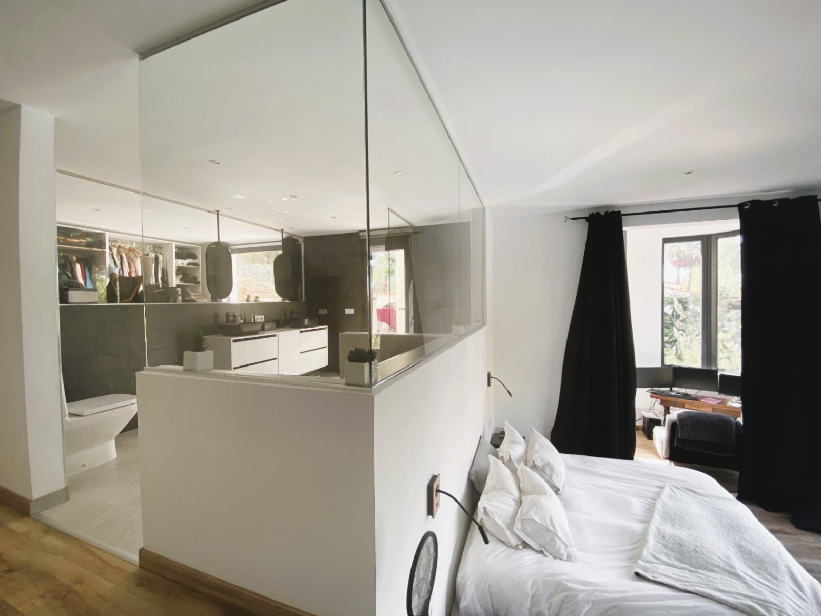 Diese elegante, moderne Villa in Costa de la Calma wurde 2022 komplett renoviert und befindet sich in erhöhter Lage, die atemberaubende Meerblicke bi