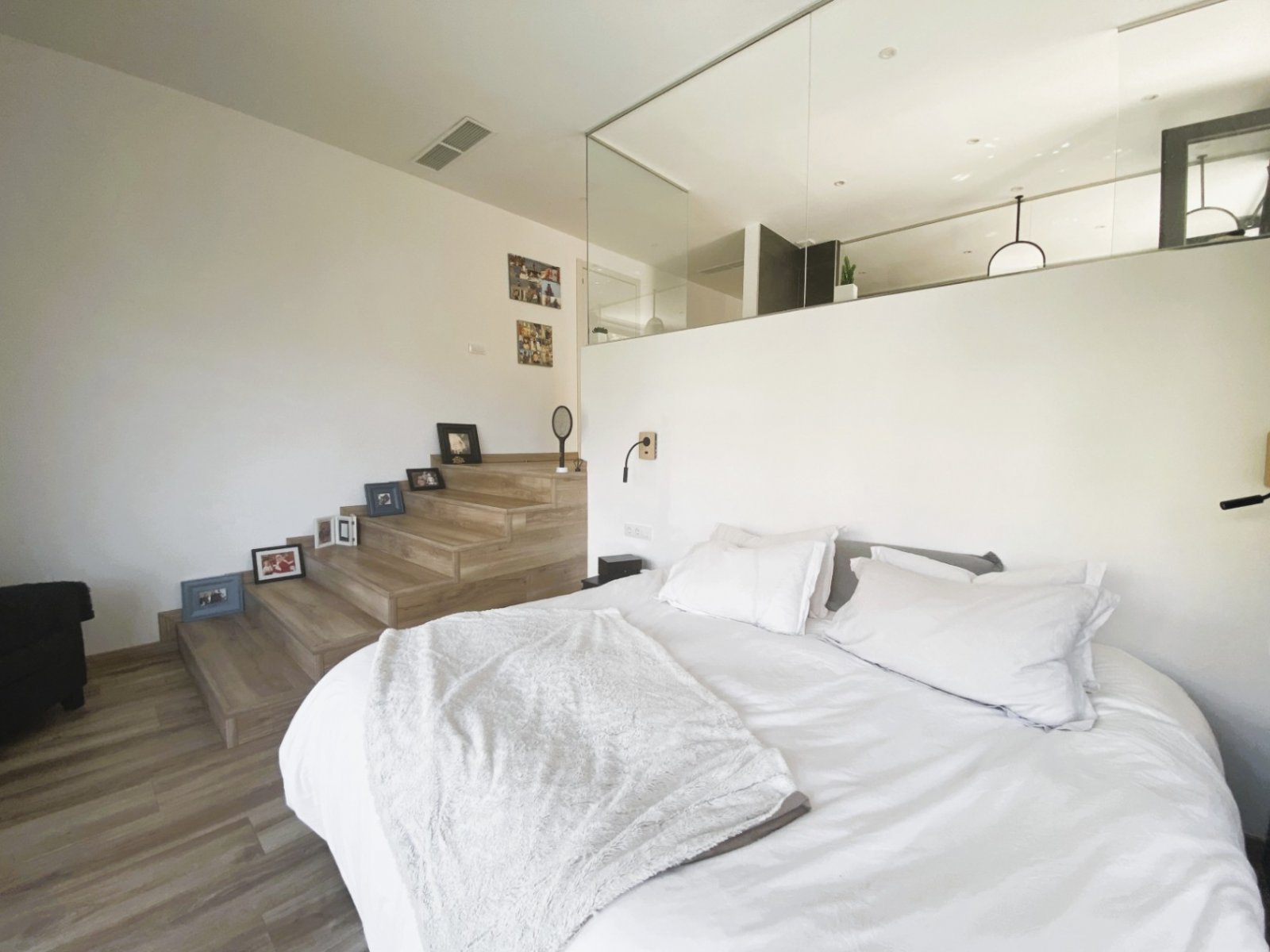Diese elegante, moderne Villa in Costa de la Calma wurde 2022 komplett renoviert und befindet sich in erhöhter Lage, die atemberaubende Meerblicke bi