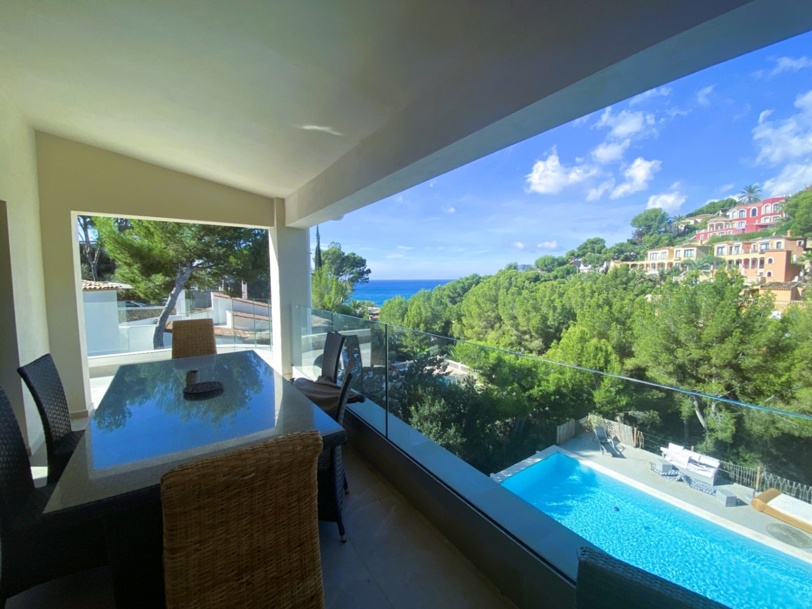 Diese elegante, moderne Villa in Costa de la Calma wurde 2022 komplett renoviert und befindet sich in erhöhter Lage, die atemberaubende Meerblicke bi