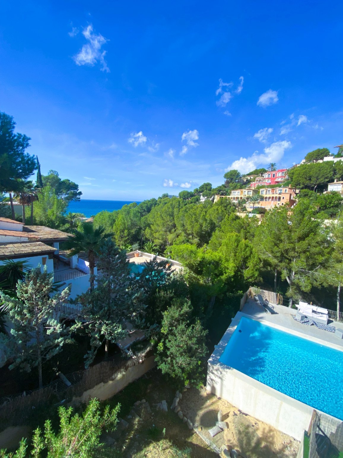 Diese elegante, moderne Villa in Costa de la Calma wurde 2022 komplett renoviert und befindet sich in erhöhter Lage, die atemberaubende Meerblicke bi