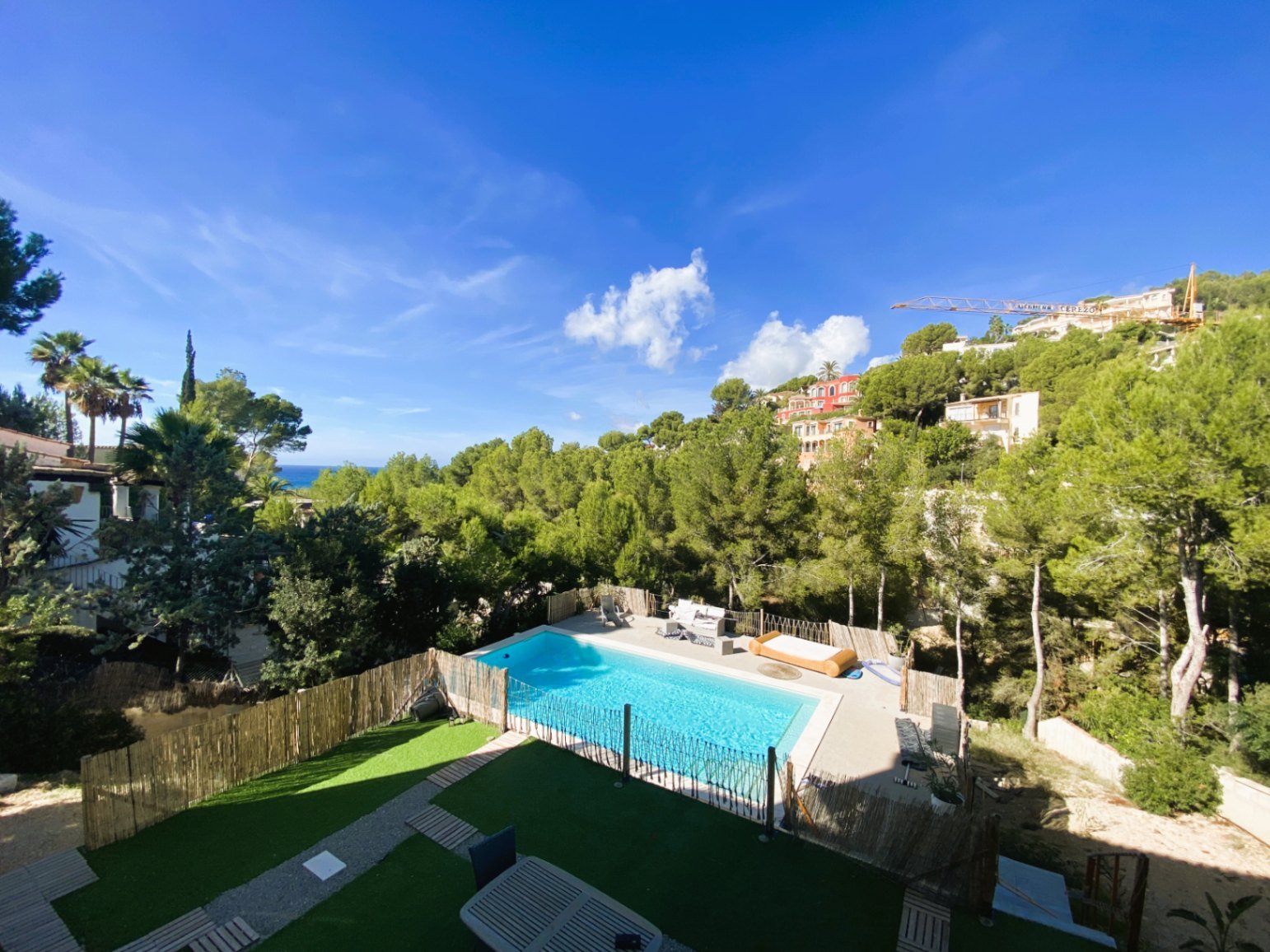 Diese elegante, moderne Villa in Costa de la Calma wurde 2022 komplett renoviert und befindet sich in erhöhter Lage, die atemberaubende Meerblicke bi