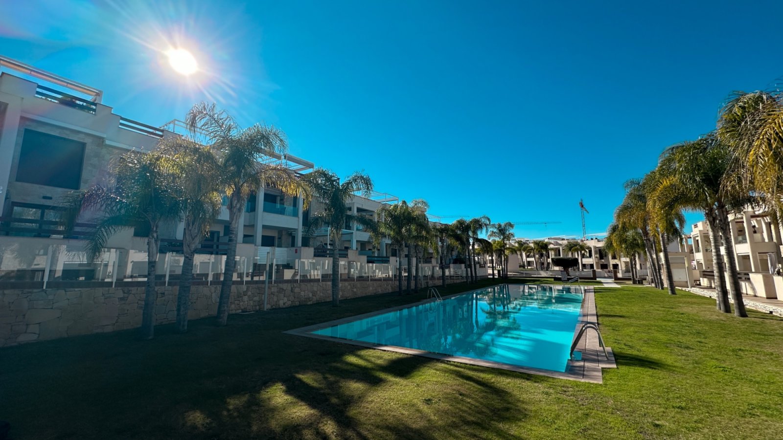 

Entdecken Sie dieses beeindruckende moderne Bungalow im Obergeschoss in der begehrten Gegend von Los Balcones, Torreviej