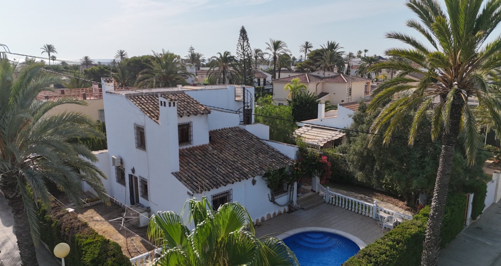  Wir präsentieren Ihnen diese einzigartige Villa im mediterranen Stil in Cabo Roig, einer der begehrtesten Gegenden der südlichen Costa Blanca und der