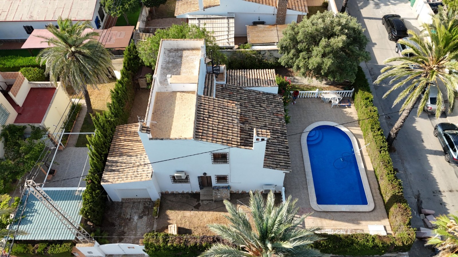  Wir präsentieren Ihnen diese einzigartige Villa im mediterranen Stil in Cabo Roig, einer der begehrtesten Gegenden der südlichen Costa Blanca und der