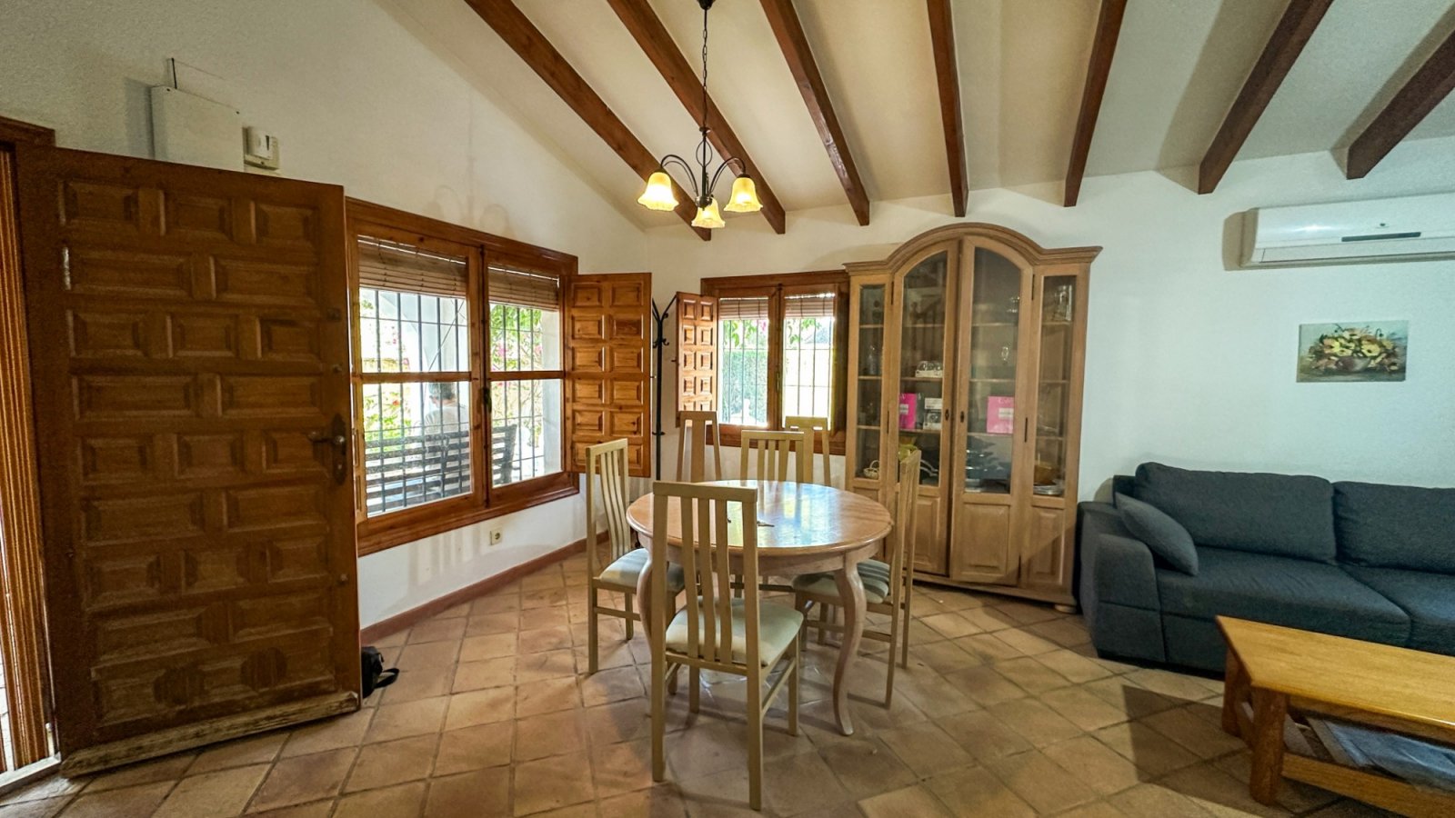  Wir präsentieren Ihnen diese einzigartige Villa im mediterranen Stil in Cabo Roig, einer der begehrtesten Gegenden der südlichen Costa Blanca und der
