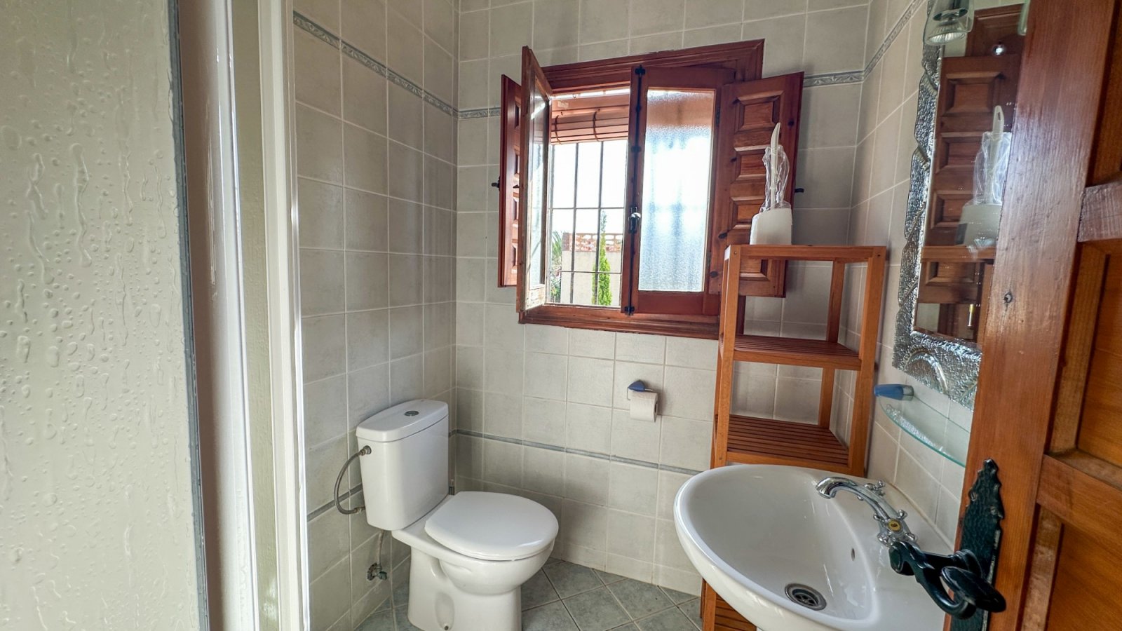  Wir präsentieren Ihnen diese einzigartige Villa im mediterranen Stil in Cabo Roig, einer der begehrtesten Gegenden der südlichen Costa Blanca und der