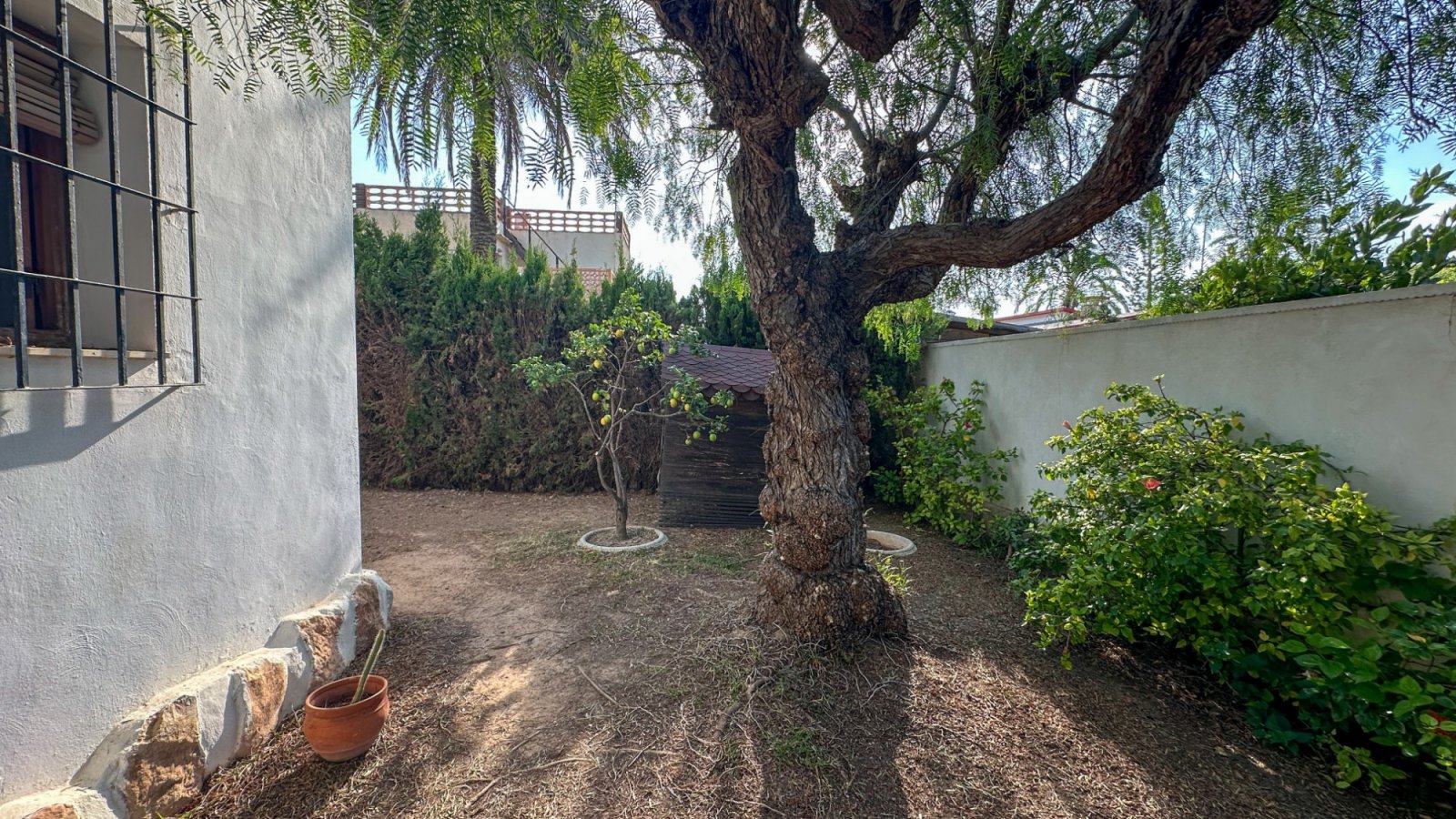  Wir präsentieren Ihnen diese einzigartige Villa im mediterranen Stil in Cabo Roig, einer der begehrtesten Gegenden der südlichen Costa Blanca und der