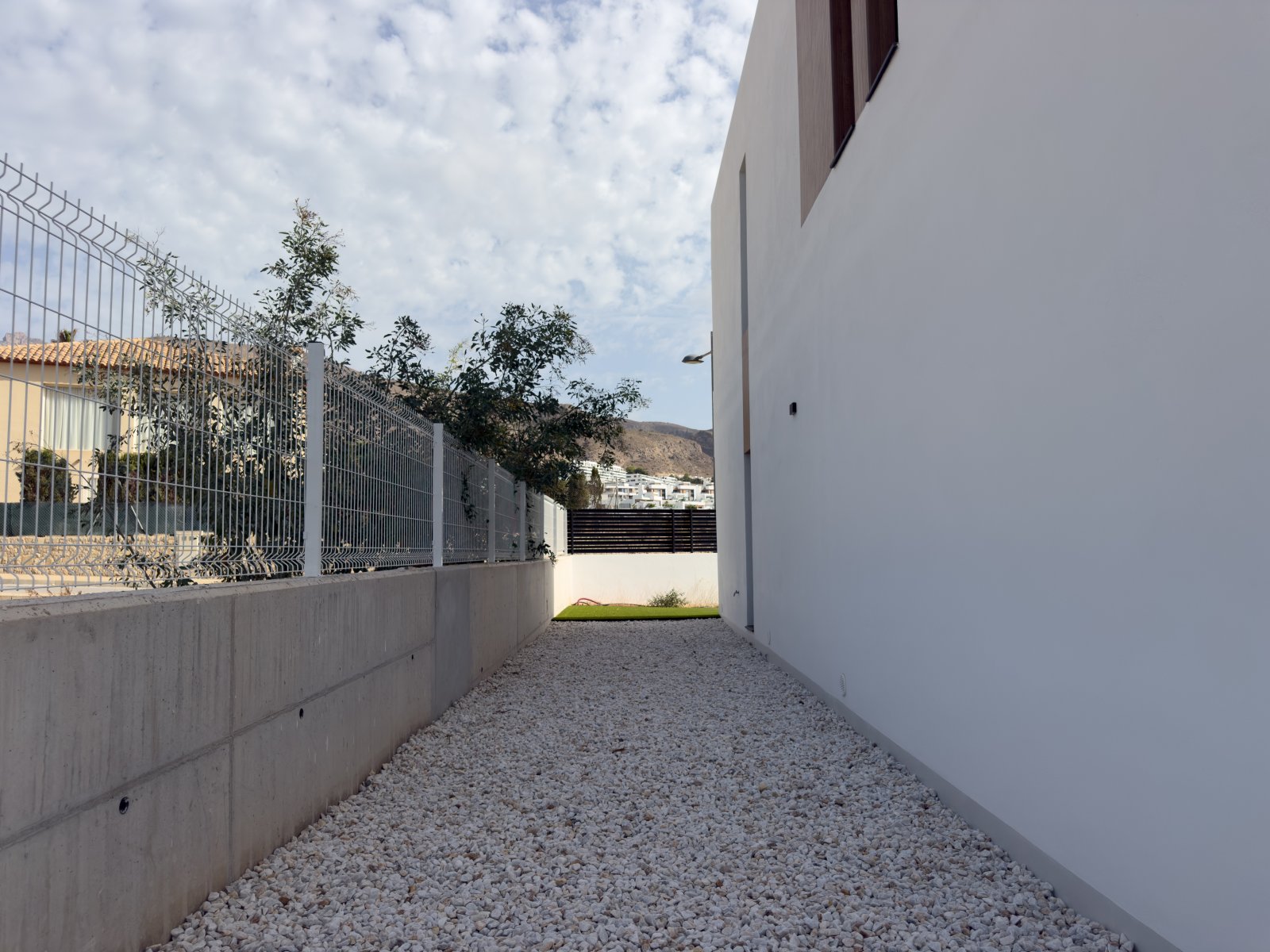 In der schönen Stadt Finestrat gelegen, bietet dieses exklusive Immobilienangebot zwei unabhängige Häuser, die durch ihr modernes und funktionales De