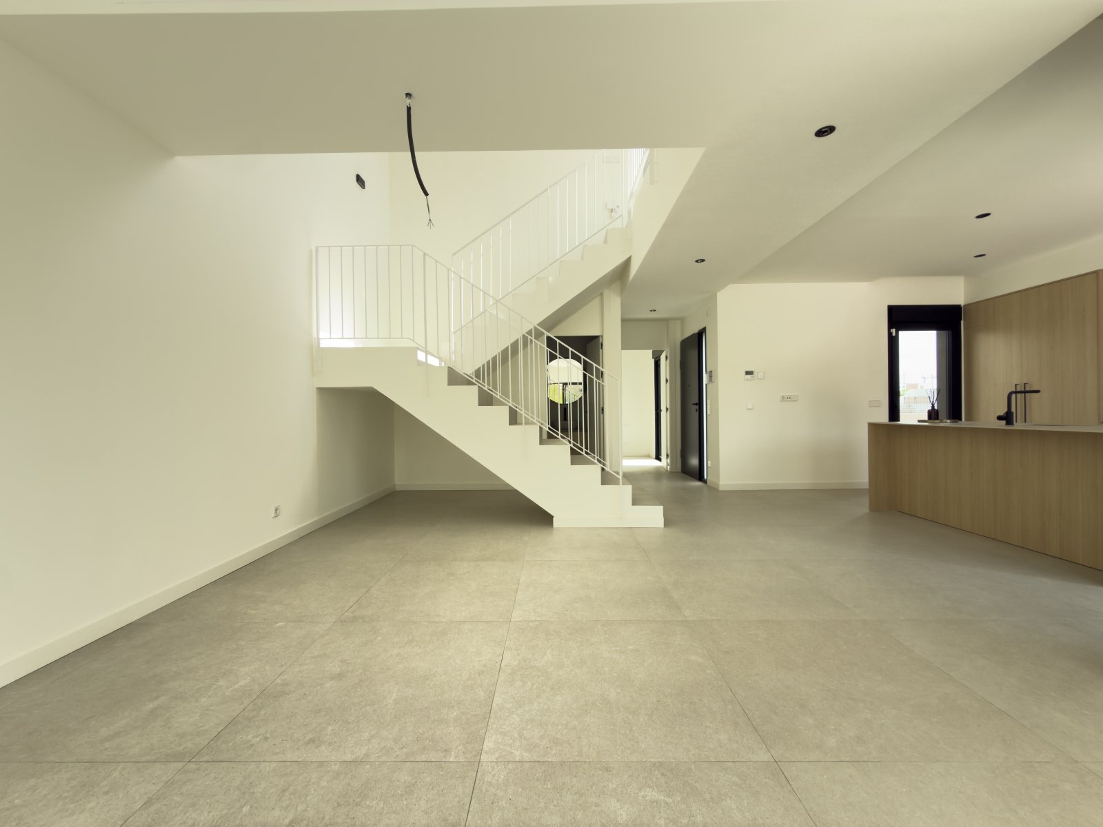 In der schönen Stadt Finestrat gelegen, bietet dieses exklusive Immobilienangebot zwei unabhängige Häuser, die durch ihr modernes und funktionales De