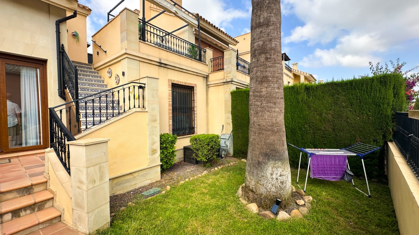  Wunderschönes, ebenerdiges Reihenhaus mit 2 Schlafzimmern und 2 Badezimmern am La Finca Golf, Baujahr 2011. Dieses barrierefreie, treppenlose Zuhause