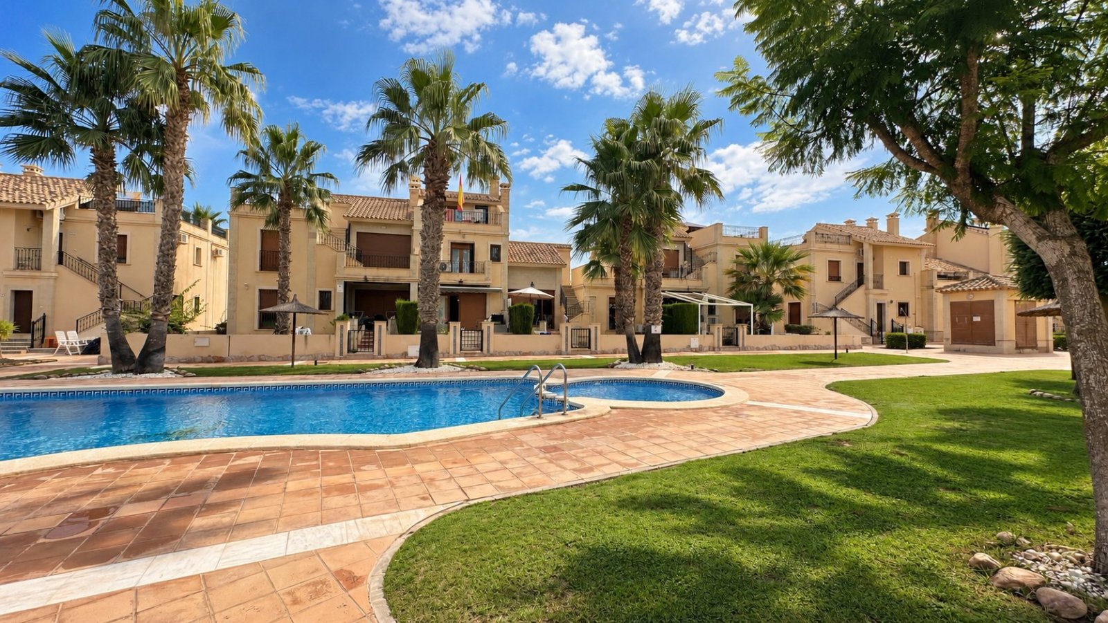  Wunderschönes, ebenerdiges Reihenhaus mit 2 Schlafzimmern und 2 Badezimmern am La Finca Golf, Baujahr 2011. Dieses barrierefreie, treppenlose Zuhause