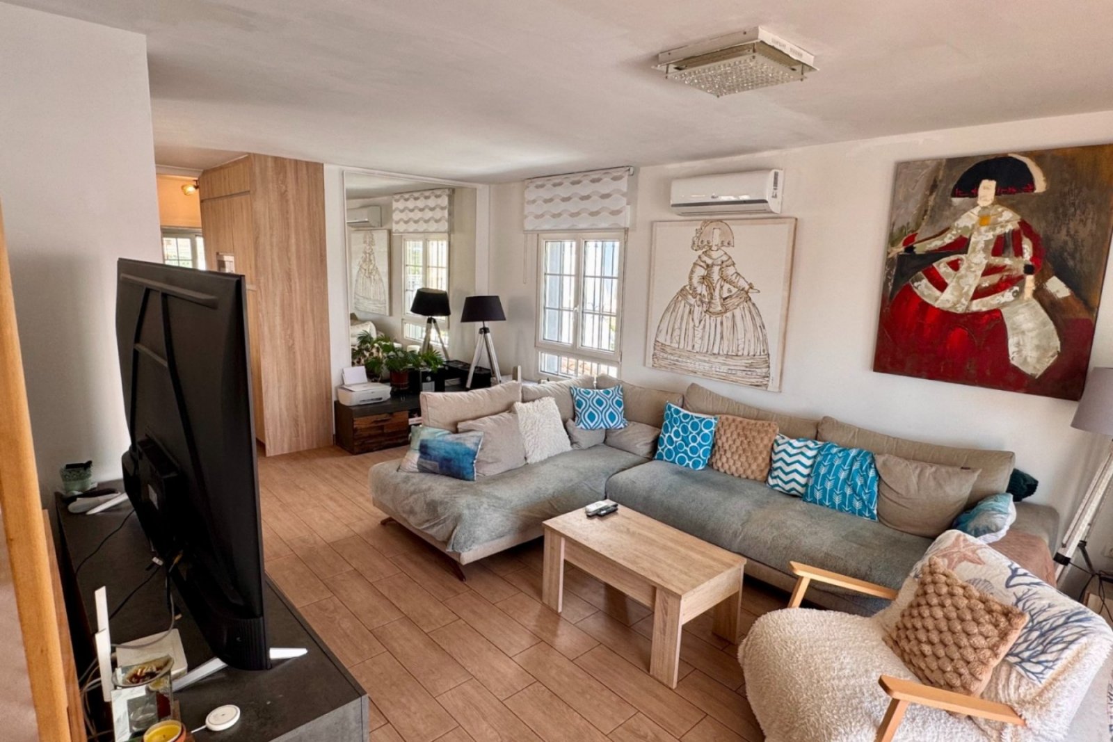This modernized villa enjoys a calm and sunny location within a 5 minute walk from all services and amenities.

The spaci