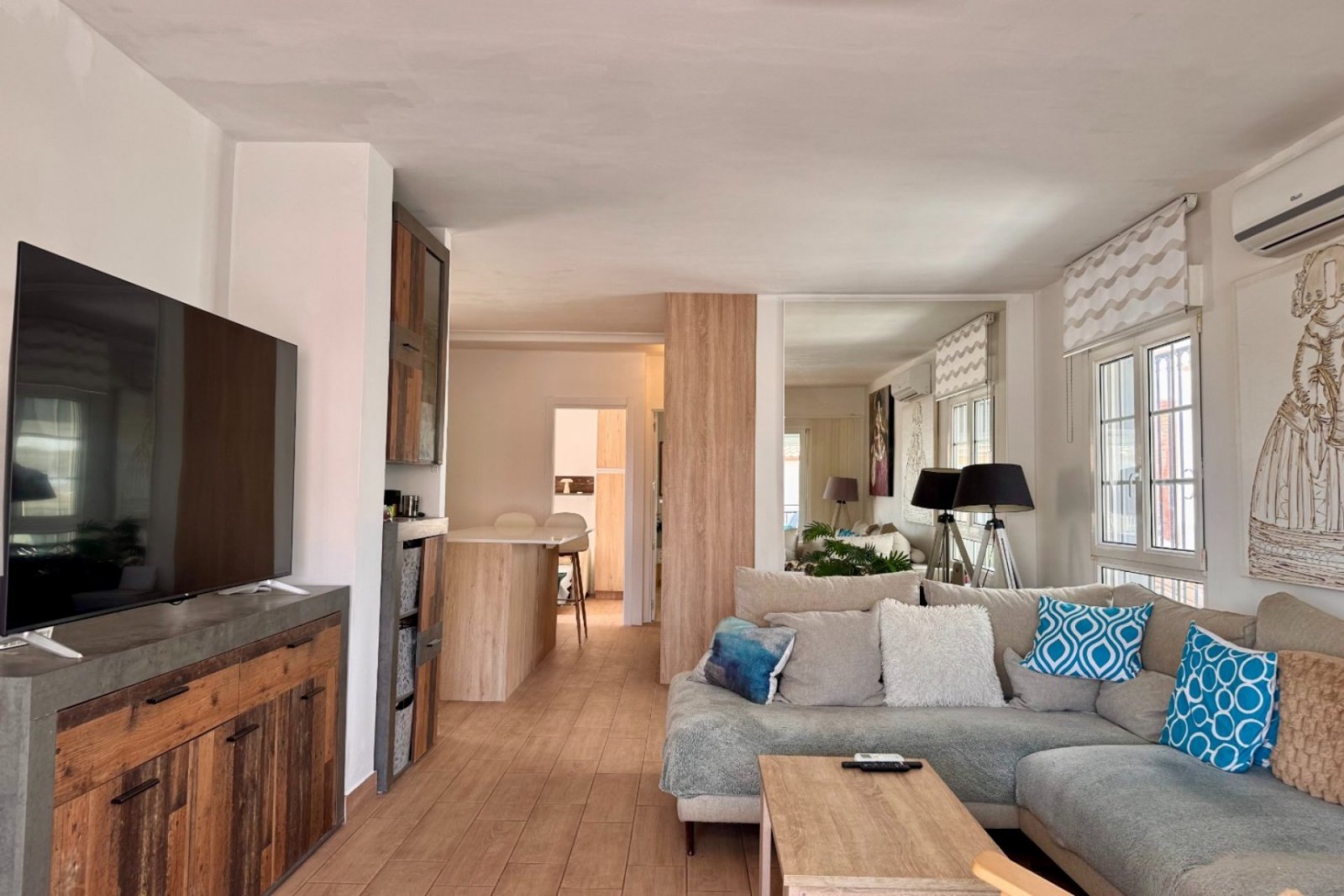 This modernized villa enjoys a calm and sunny location within a 5 minute walk from all services and amenities.

The spaci