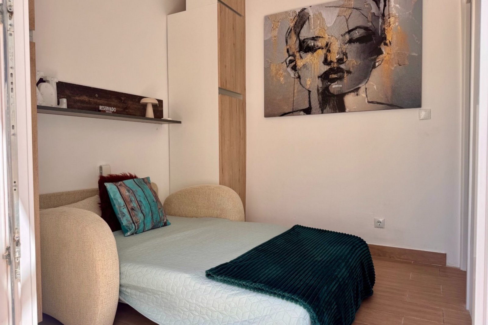 This modernized villa enjoys a calm and sunny location within a 5 minute walk from all services and amenities.

The spaci