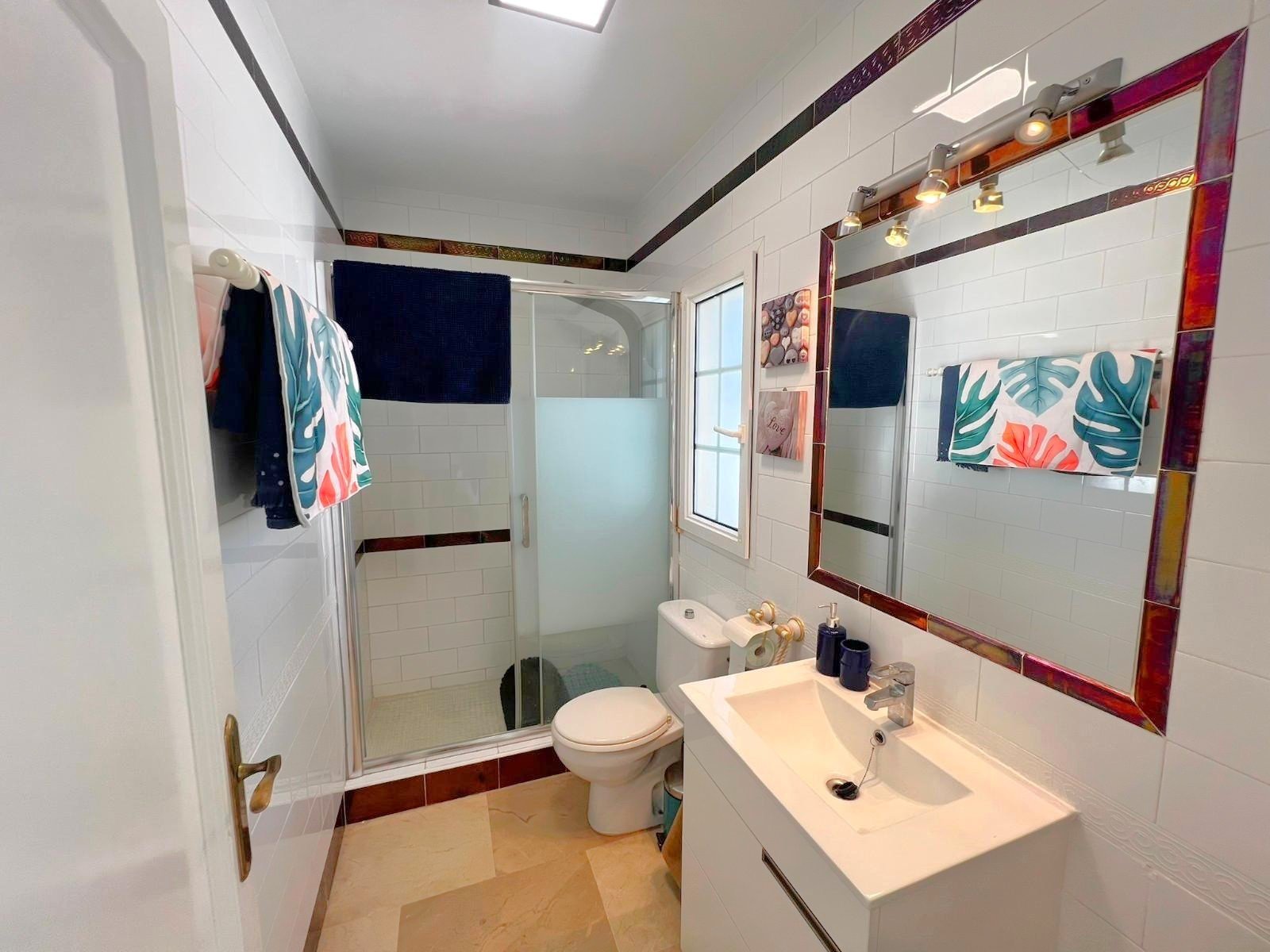 This modernized villa enjoys a calm and sunny location within a 5 minute walk from all services and amenities.

The spaci