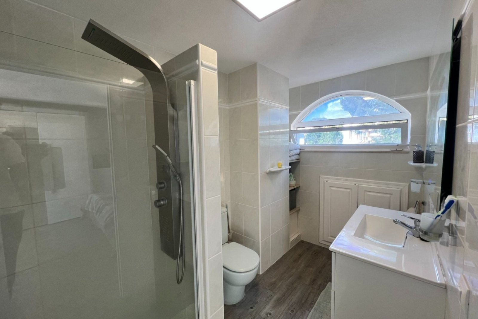This modernized villa enjoys a calm and sunny location within a 5 minute walk from all services and amenities.

The spaci