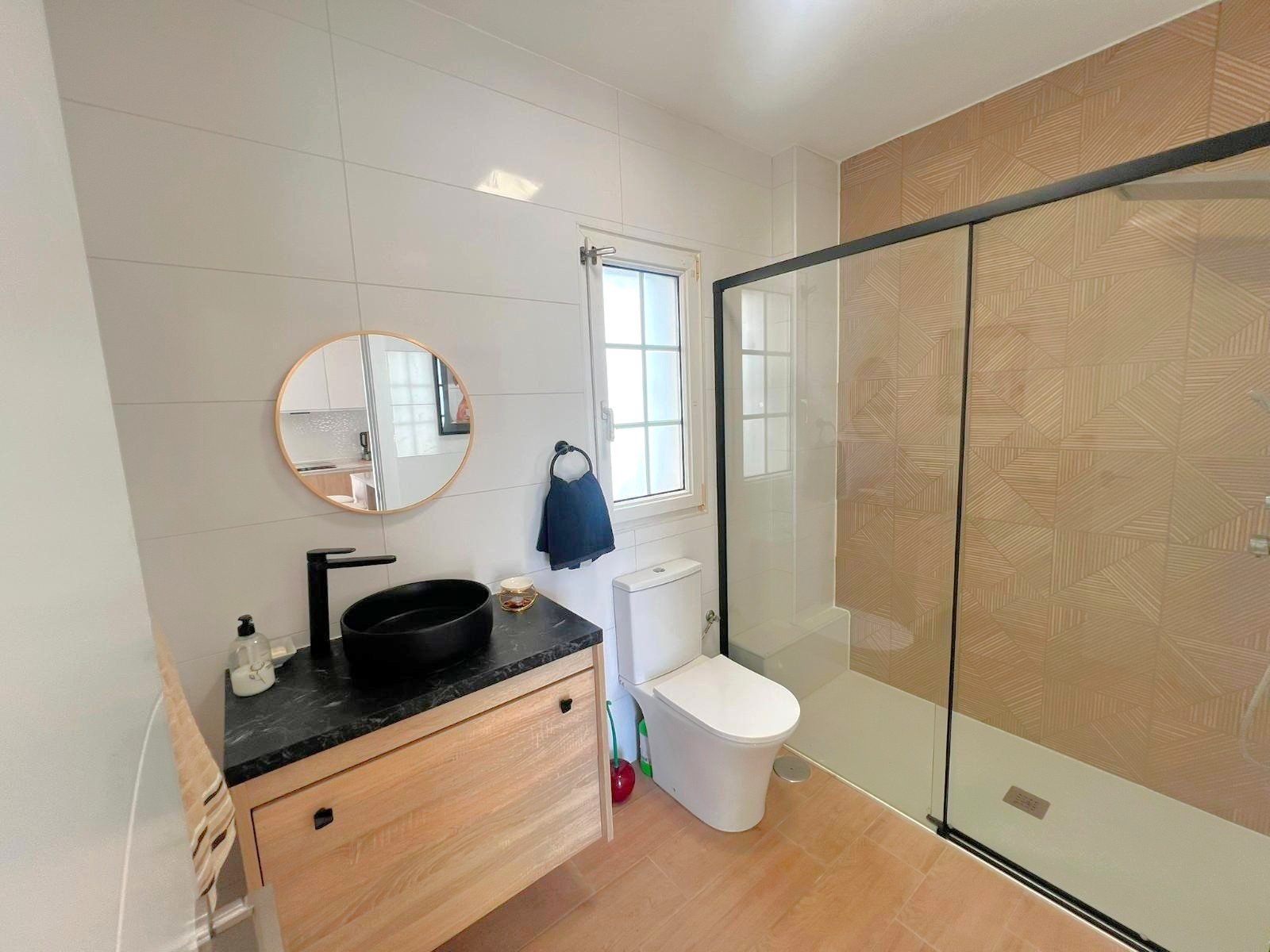 This modernized villa enjoys a calm and sunny location within a 5 minute walk from all services and amenities.

The spaci