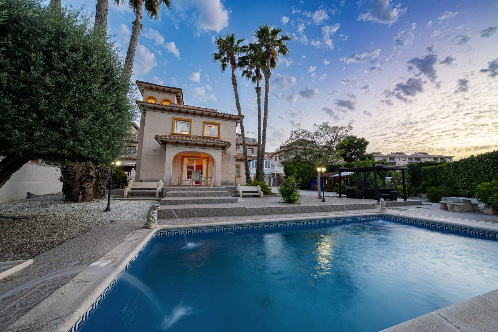 In der begehrten, abgeschlossenen Wohnanlage Villas San José, zwischen La Zenia und Playa Flamenca gelegen, bietet diese freistehende Villa Privatsph