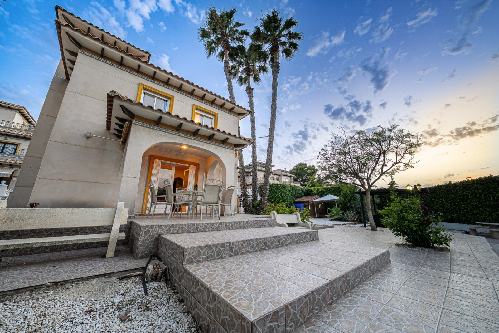 In der begehrten, abgeschlossenen Wohnanlage Villas San José, zwischen La Zenia und Playa Flamenca gelegen, bietet diese freistehende Villa Privatsph