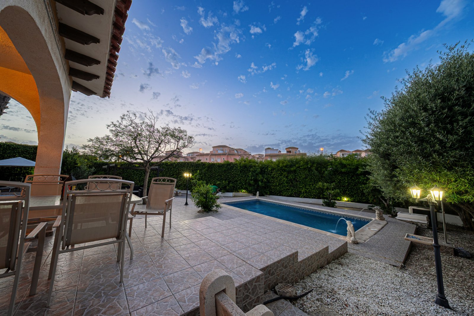 In der begehrten, abgeschlossenen Wohnanlage Villas San José, zwischen La Zenia und Playa Flamenca gelegen, bietet diese freistehende Villa Privatsph