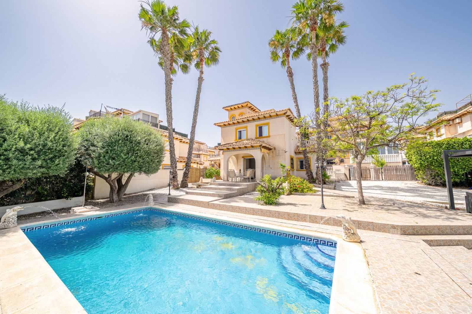 In der begehrten, abgeschlossenen Wohnanlage Villas San José, zwischen La Zenia und Playa Flamenca gelegen, bietet diese freistehende Villa Privatsph