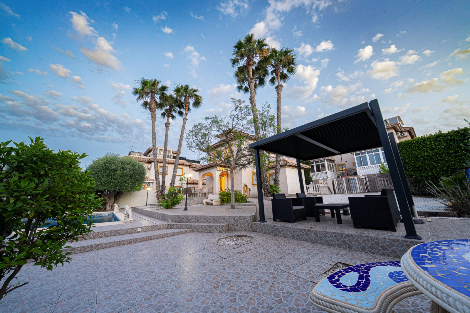 In der begehrten, abgeschlossenen Wohnanlage Villas San José, zwischen La Zenia und Playa Flamenca gelegen, bietet diese freistehende Villa Privatsph
