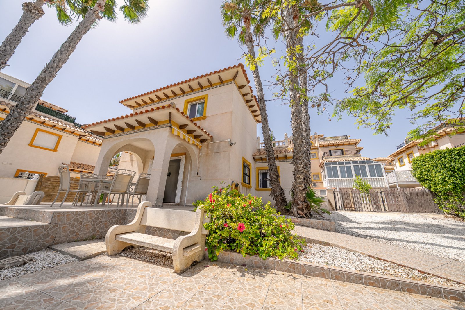 In der begehrten, abgeschlossenen Wohnanlage Villas San José, zwischen La Zenia und Playa Flamenca gelegen, bietet diese freistehende Villa Privatsph