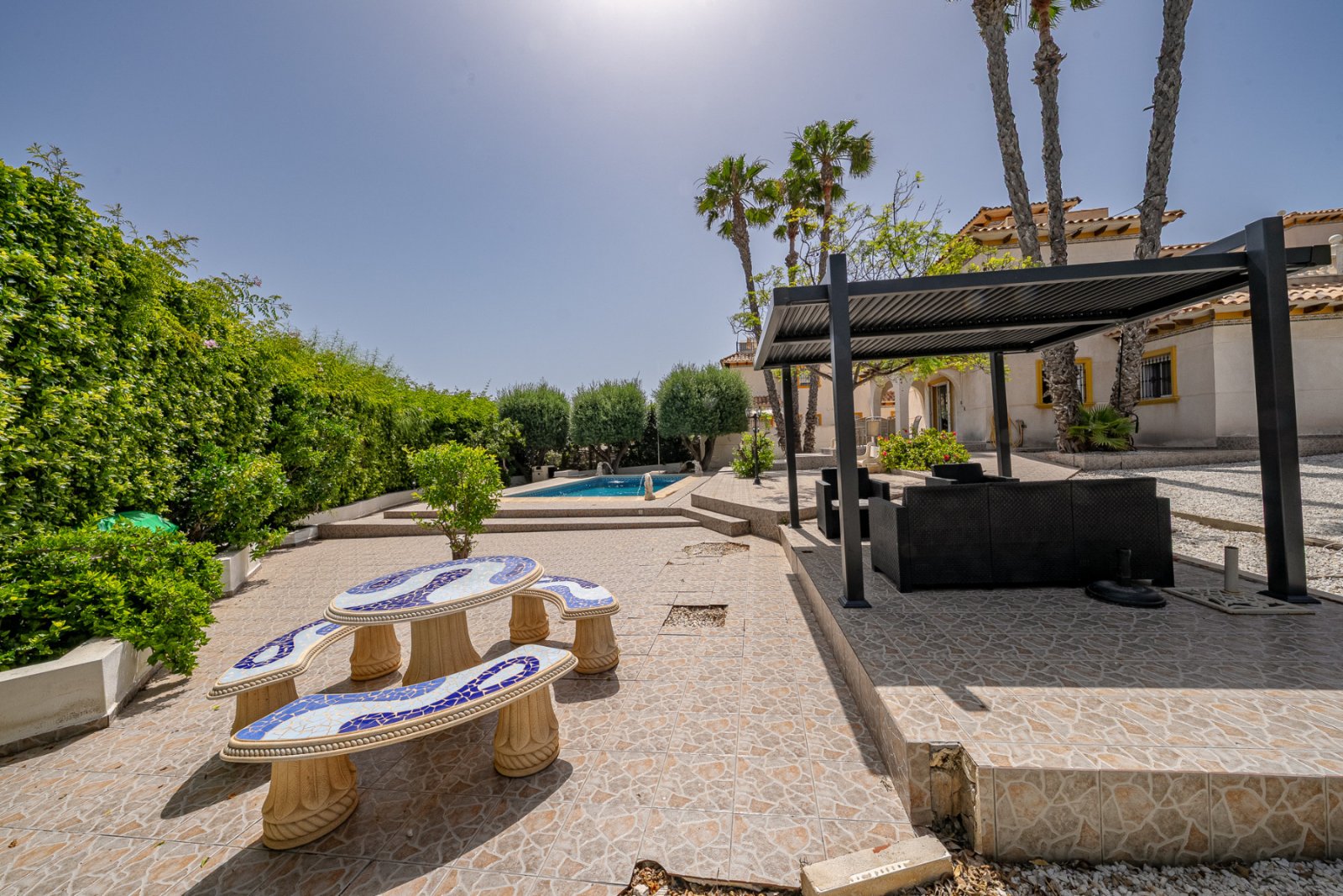 In der begehrten, abgeschlossenen Wohnanlage Villas San José, zwischen La Zenia und Playa Flamenca gelegen, bietet diese freistehende Villa Privatsph