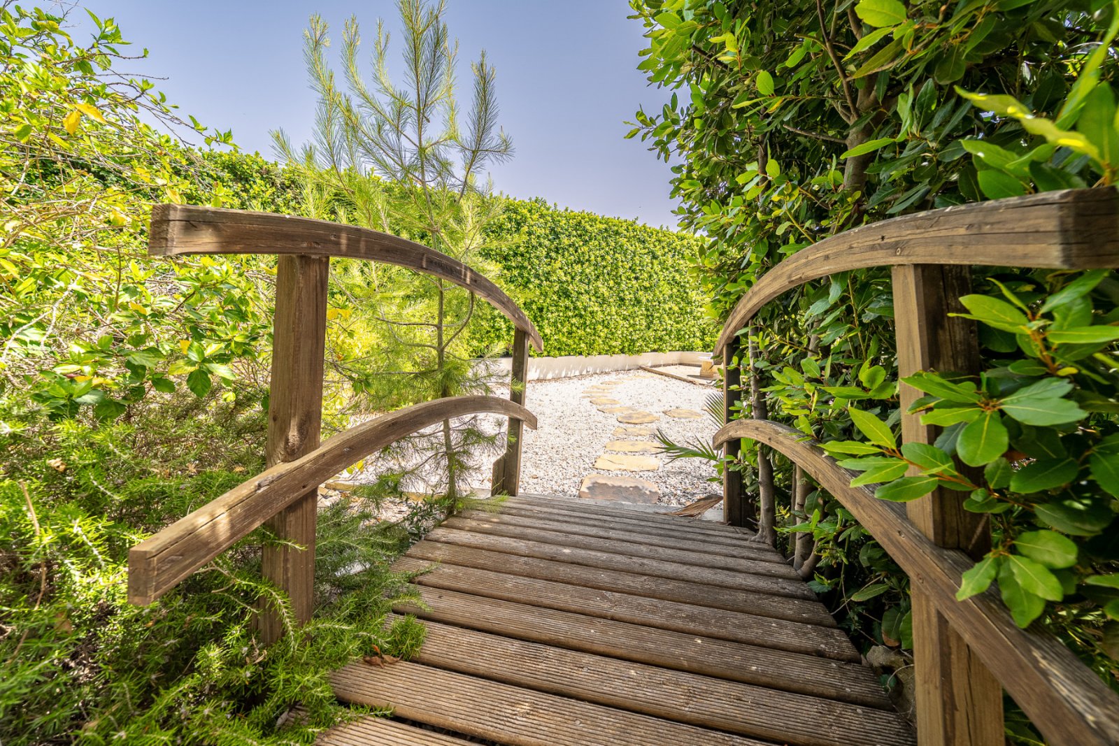 In der begehrten, abgeschlossenen Wohnanlage Villas San José, zwischen La Zenia und Playa Flamenca gelegen, bietet diese freistehende Villa Privatsph