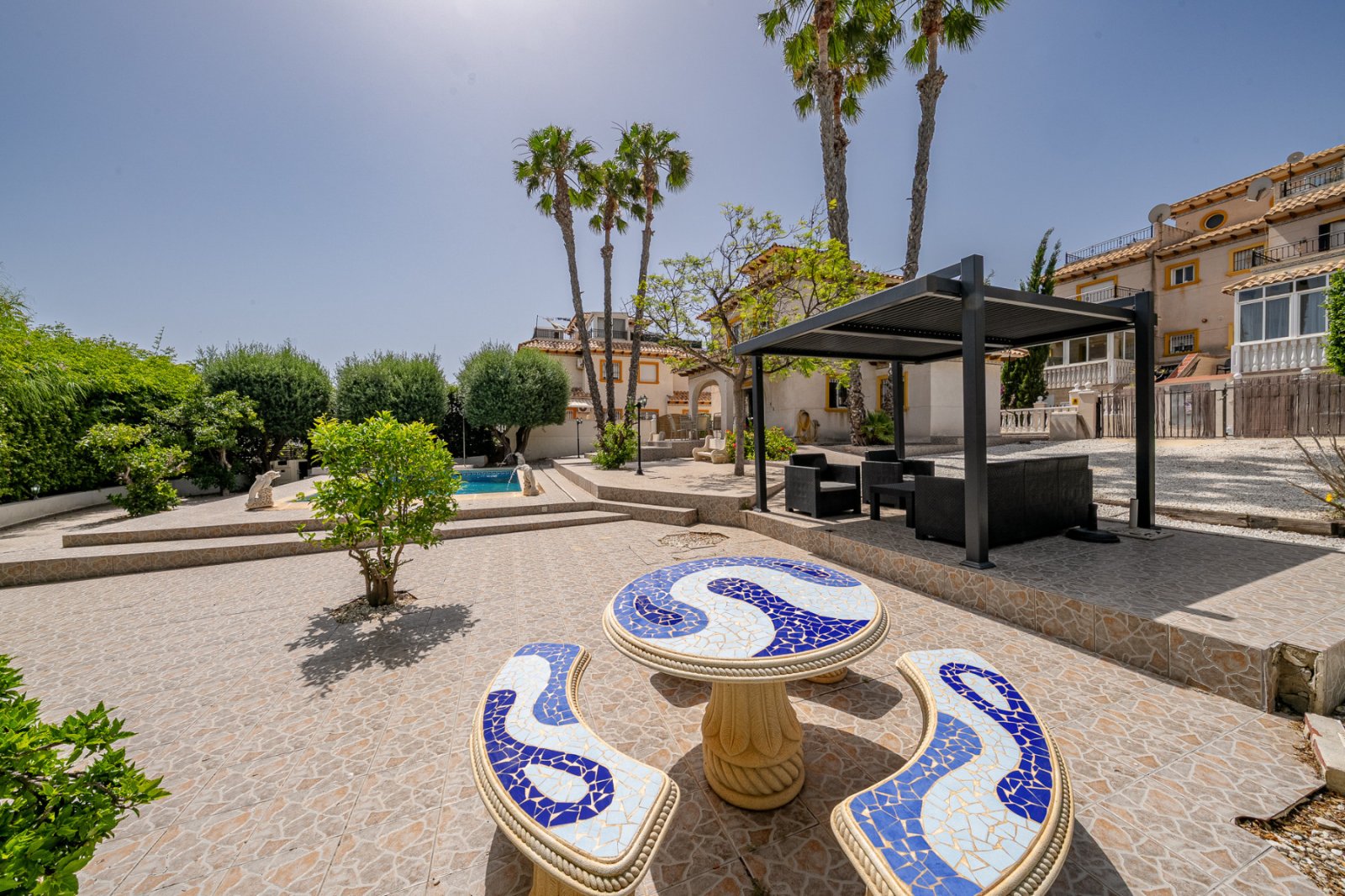 In der begehrten, abgeschlossenen Wohnanlage Villas San José, zwischen La Zenia und Playa Flamenca gelegen, bietet diese freistehende Villa Privatsph