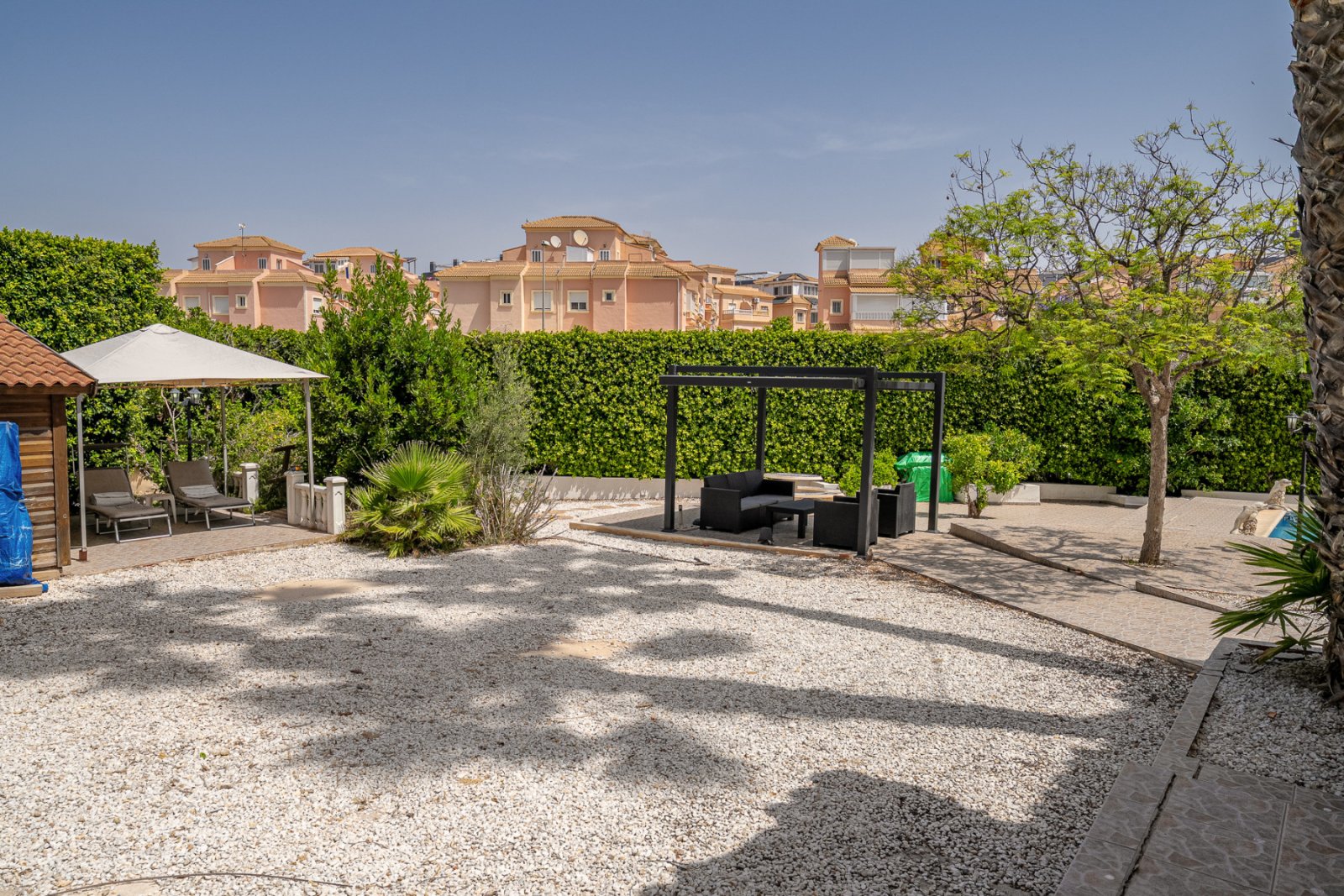 In der begehrten, abgeschlossenen Wohnanlage Villas San José, zwischen La Zenia und Playa Flamenca gelegen, bietet diese freistehende Villa Privatsph