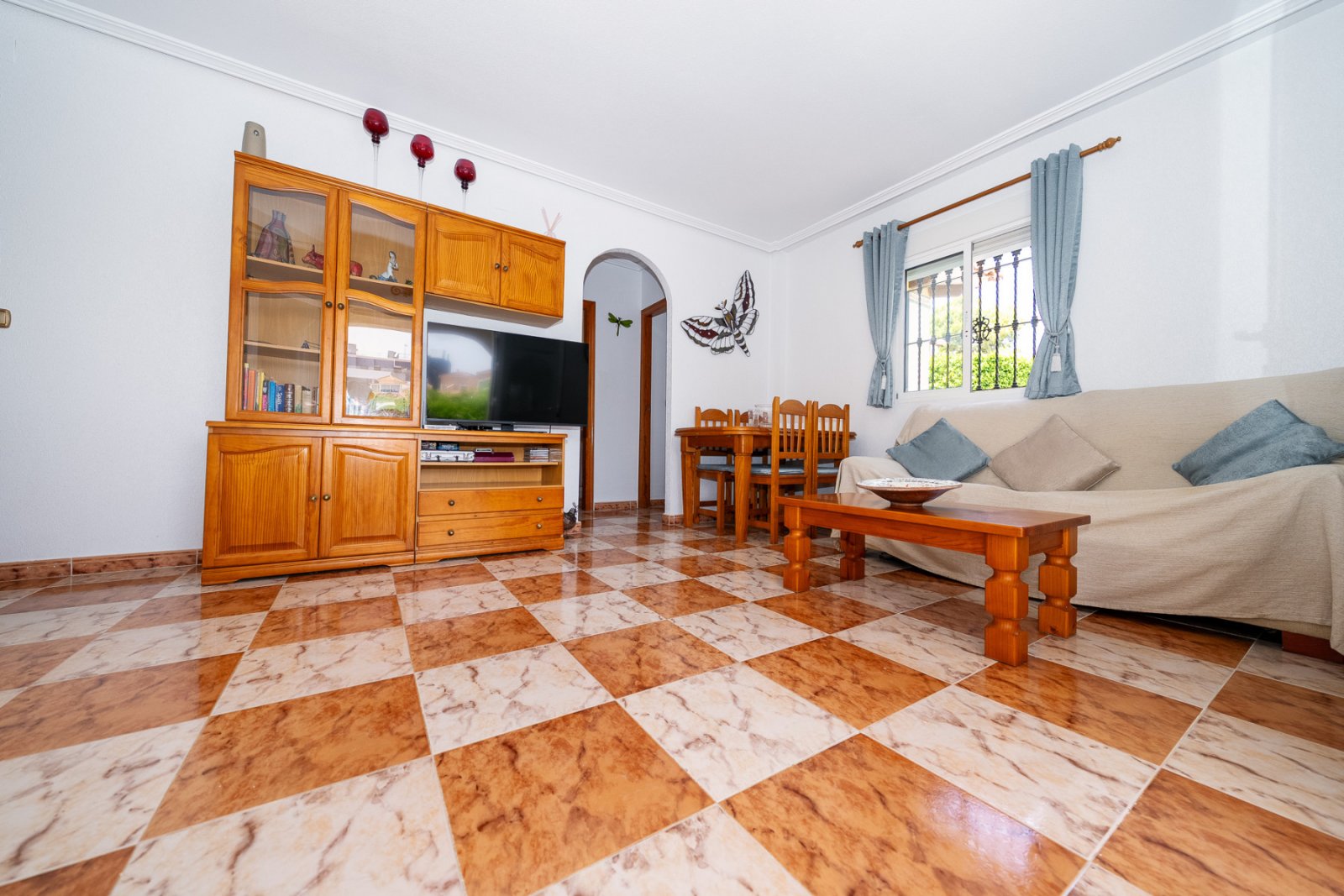 In der begehrten, abgeschlossenen Wohnanlage Villas San José, zwischen La Zenia und Playa Flamenca gelegen, bietet diese freistehende Villa Privatsph