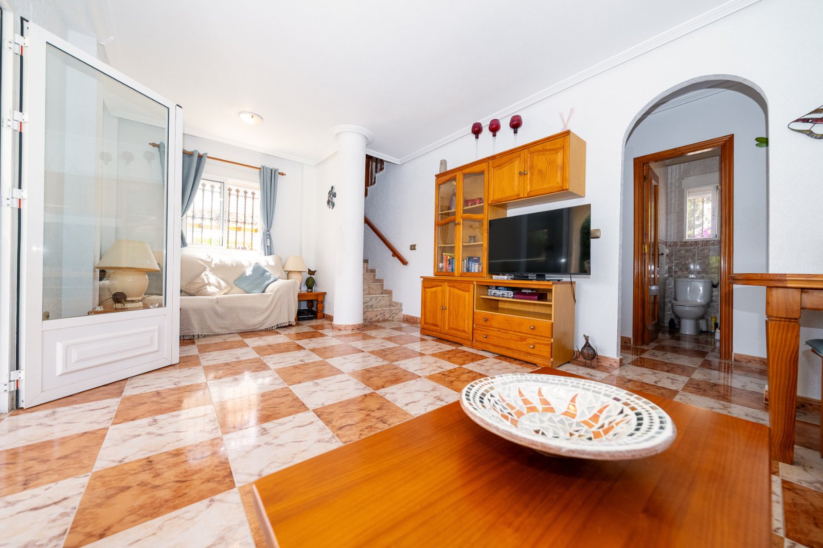 In der begehrten, abgeschlossenen Wohnanlage Villas San José, zwischen La Zenia und Playa Flamenca gelegen, bietet diese freistehende Villa Privatsph