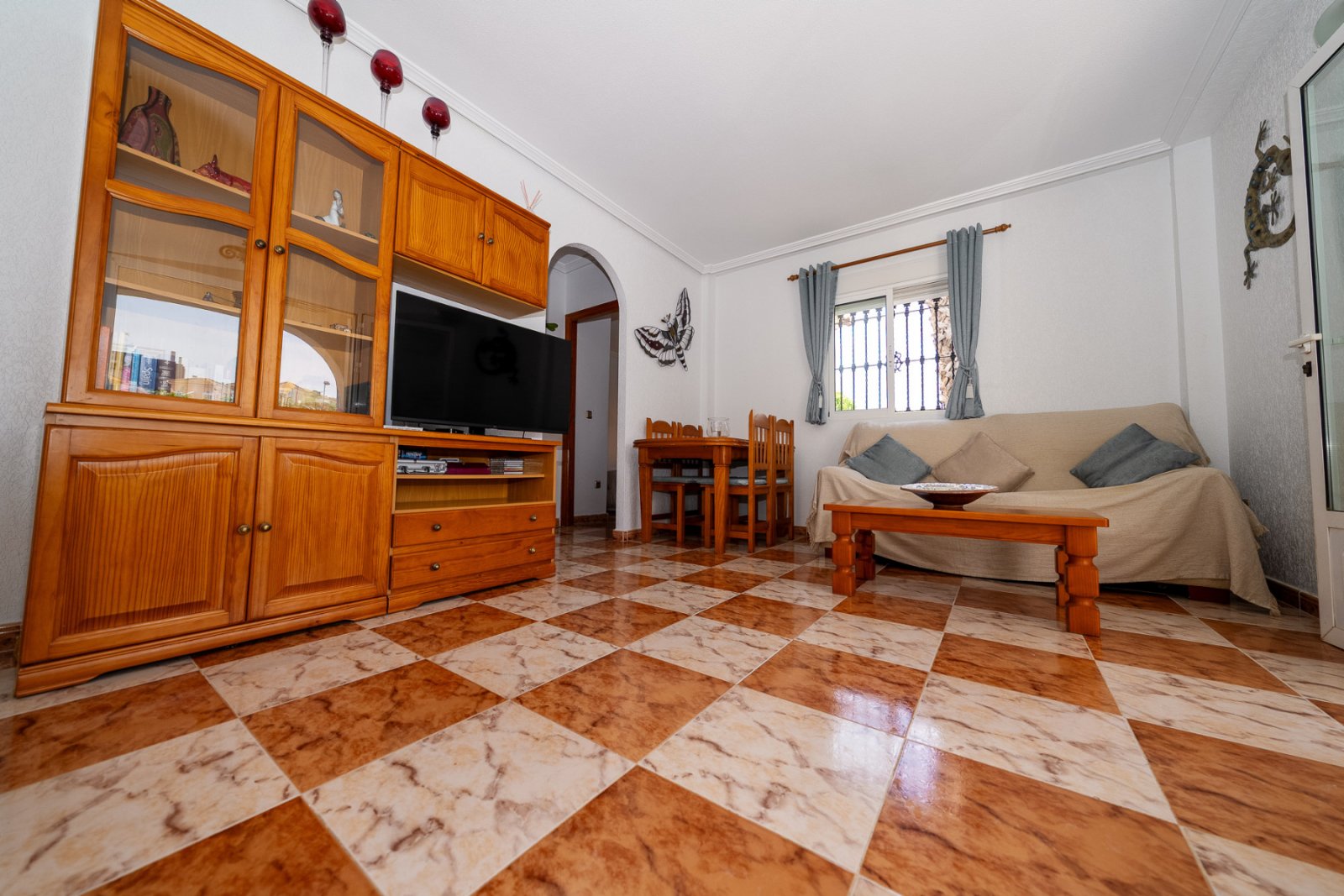 In der begehrten, abgeschlossenen Wohnanlage Villas San José, zwischen La Zenia und Playa Flamenca gelegen, bietet diese freistehende Villa Privatsph