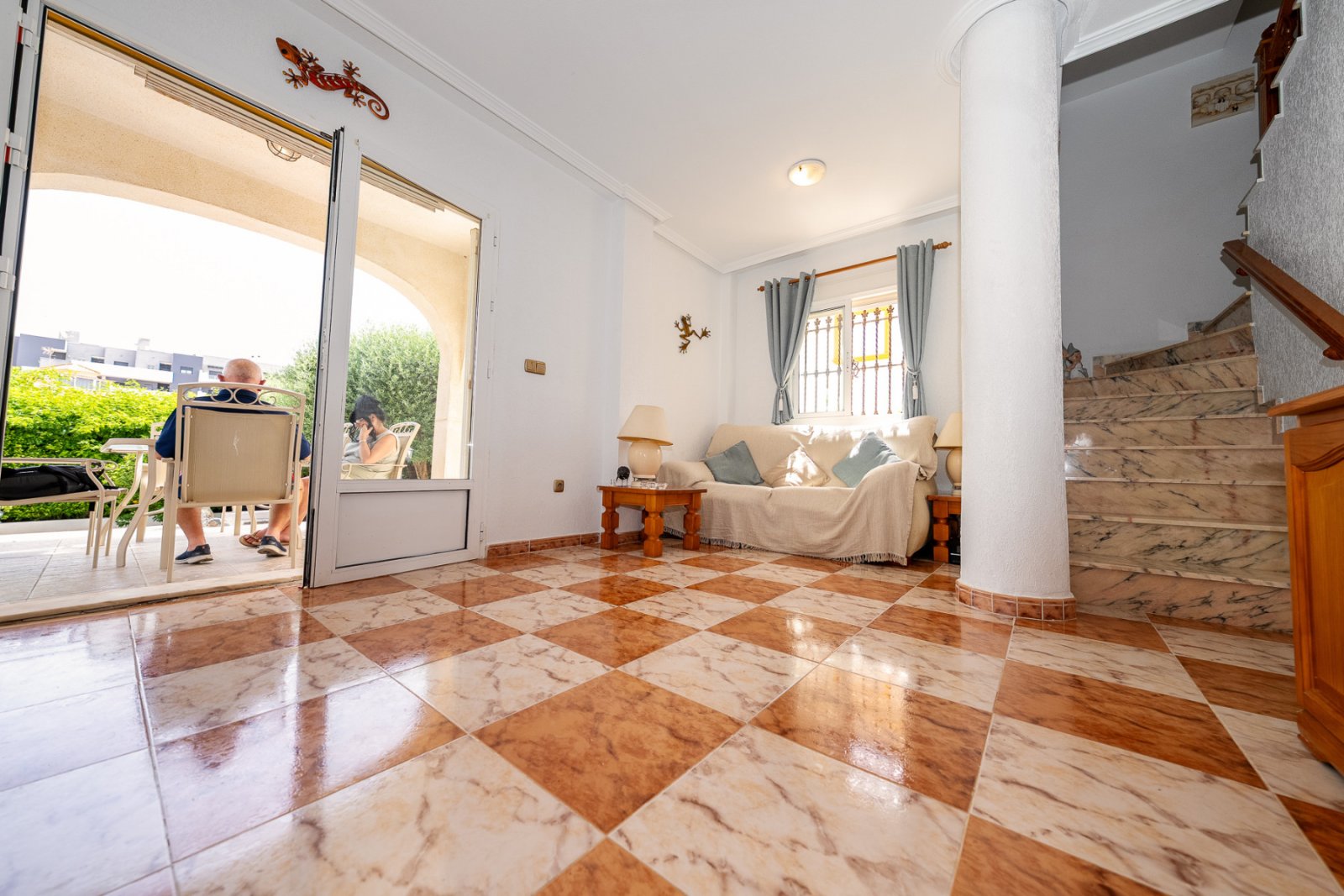 In der begehrten, abgeschlossenen Wohnanlage Villas San José, zwischen La Zenia und Playa Flamenca gelegen, bietet diese freistehende Villa Privatsph