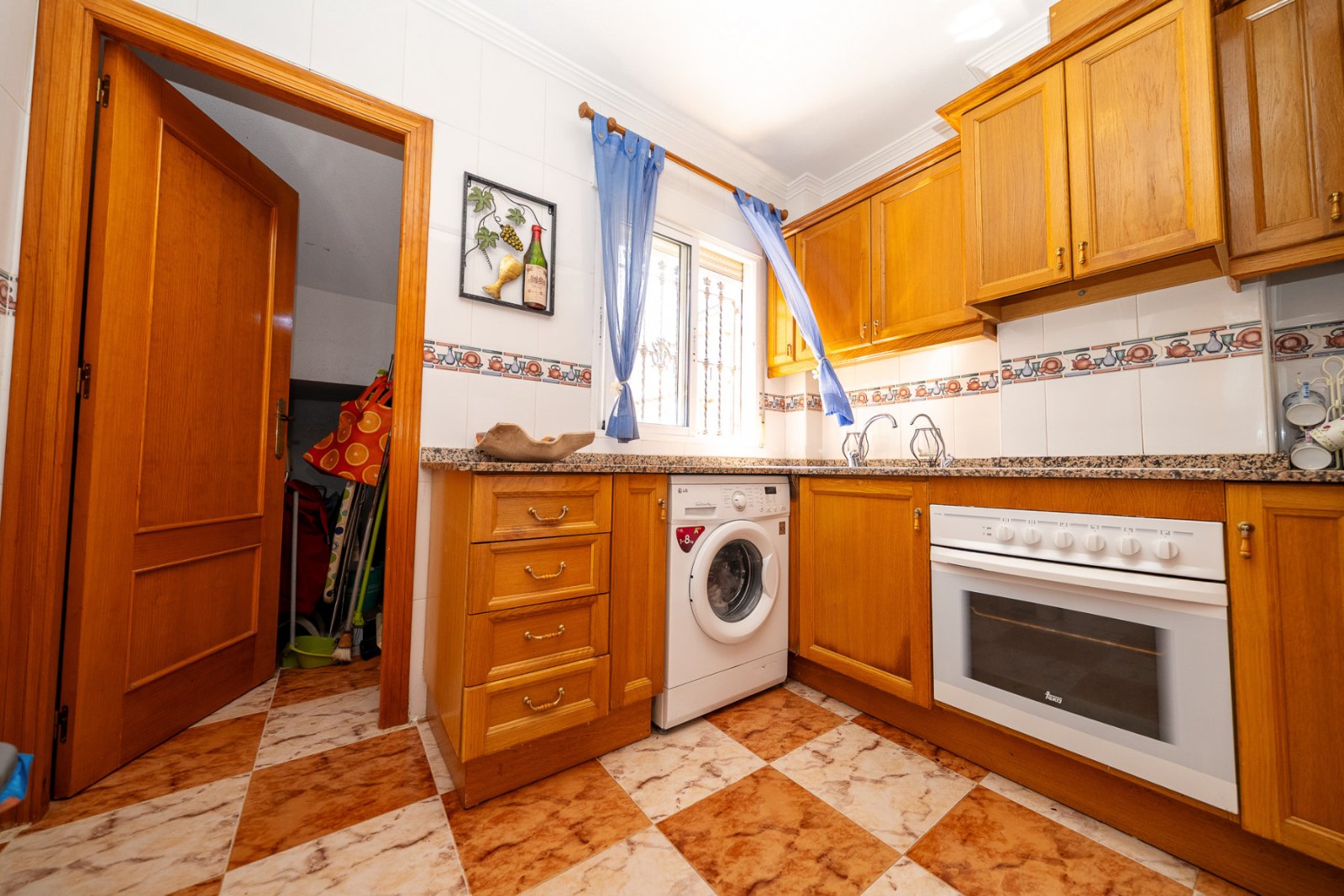 In der begehrten, abgeschlossenen Wohnanlage Villas San José, zwischen La Zenia und Playa Flamenca gelegen, bietet diese freistehende Villa Privatsph