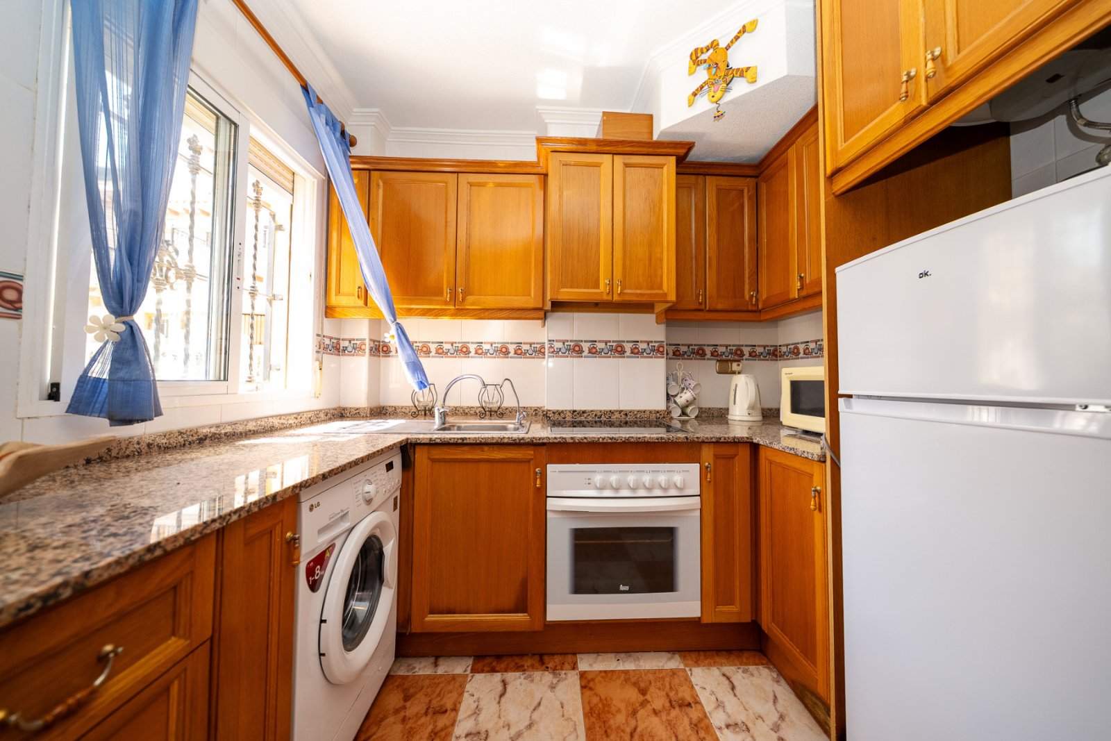 In der begehrten, abgeschlossenen Wohnanlage Villas San José, zwischen La Zenia und Playa Flamenca gelegen, bietet diese freistehende Villa Privatsph