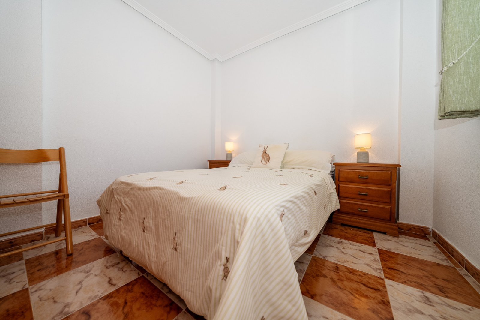 In der begehrten, abgeschlossenen Wohnanlage Villas San José, zwischen La Zenia und Playa Flamenca gelegen, bietet diese freistehende Villa Privatsph