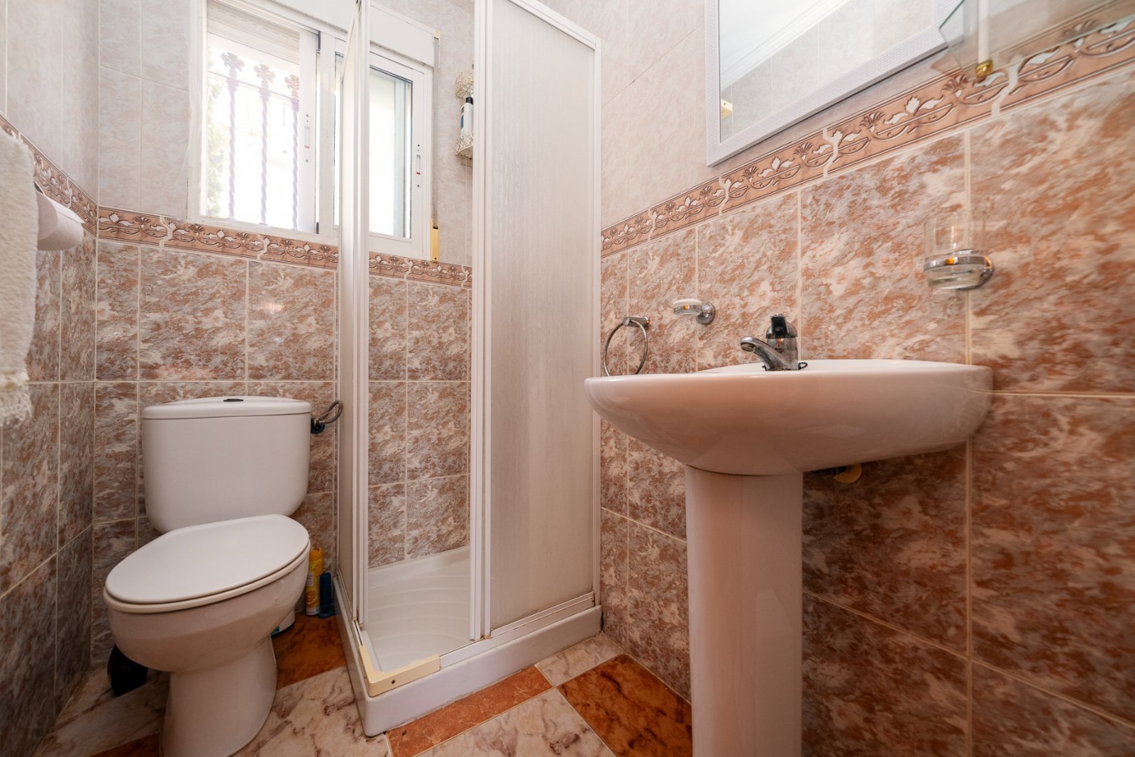 In der begehrten, abgeschlossenen Wohnanlage Villas San José, zwischen La Zenia und Playa Flamenca gelegen, bietet diese freistehende Villa Privatsph