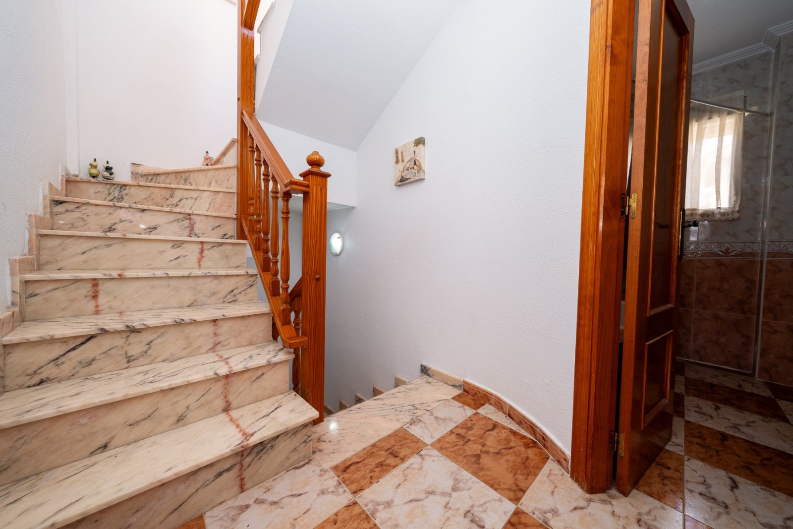 In der begehrten, abgeschlossenen Wohnanlage Villas San José, zwischen La Zenia und Playa Flamenca gelegen, bietet diese freistehende Villa Privatsph