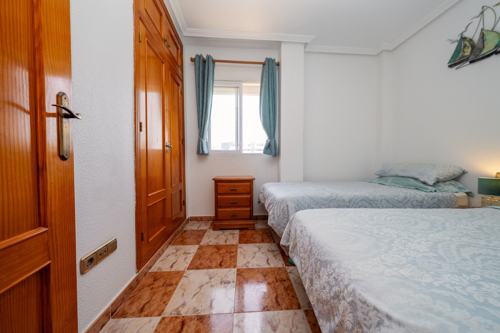 In der begehrten, abgeschlossenen Wohnanlage Villas San José, zwischen La Zenia und Playa Flamenca gelegen, bietet diese freistehende Villa Privatsph