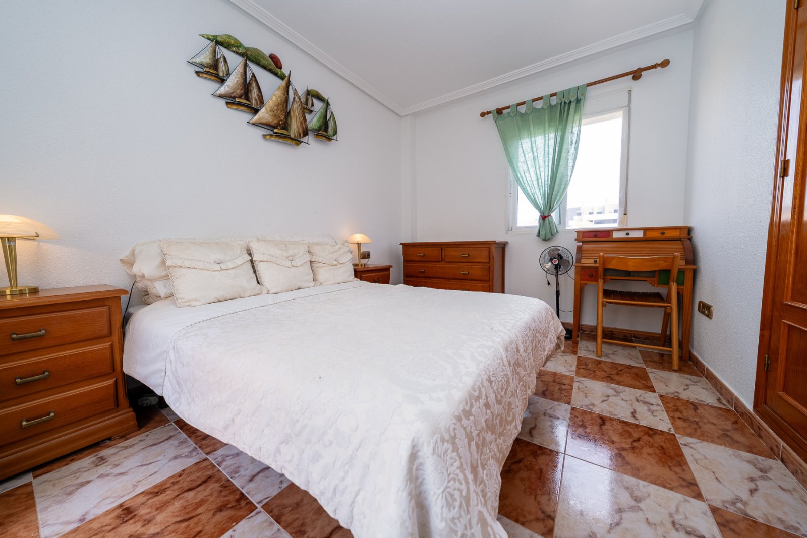 In der begehrten, abgeschlossenen Wohnanlage Villas San José, zwischen La Zenia und Playa Flamenca gelegen, bietet diese freistehende Villa Privatsph